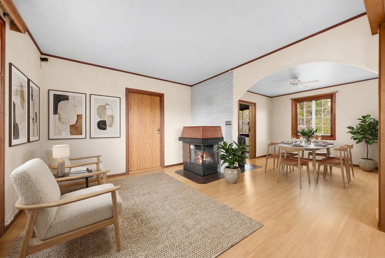 Stuen har plass til både sofagruppe og spisebord, og en vedovn gir ekstra varme. (Illustrasjon) Galleribilde