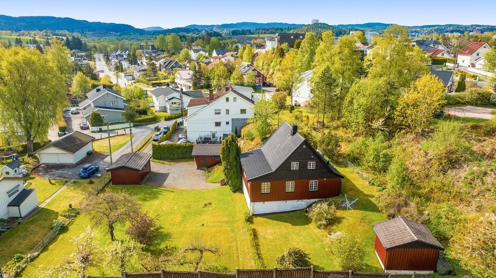 Oversikt over det veletablerte og familievennlige nabolaget på Fjellhamar. Galleribilde