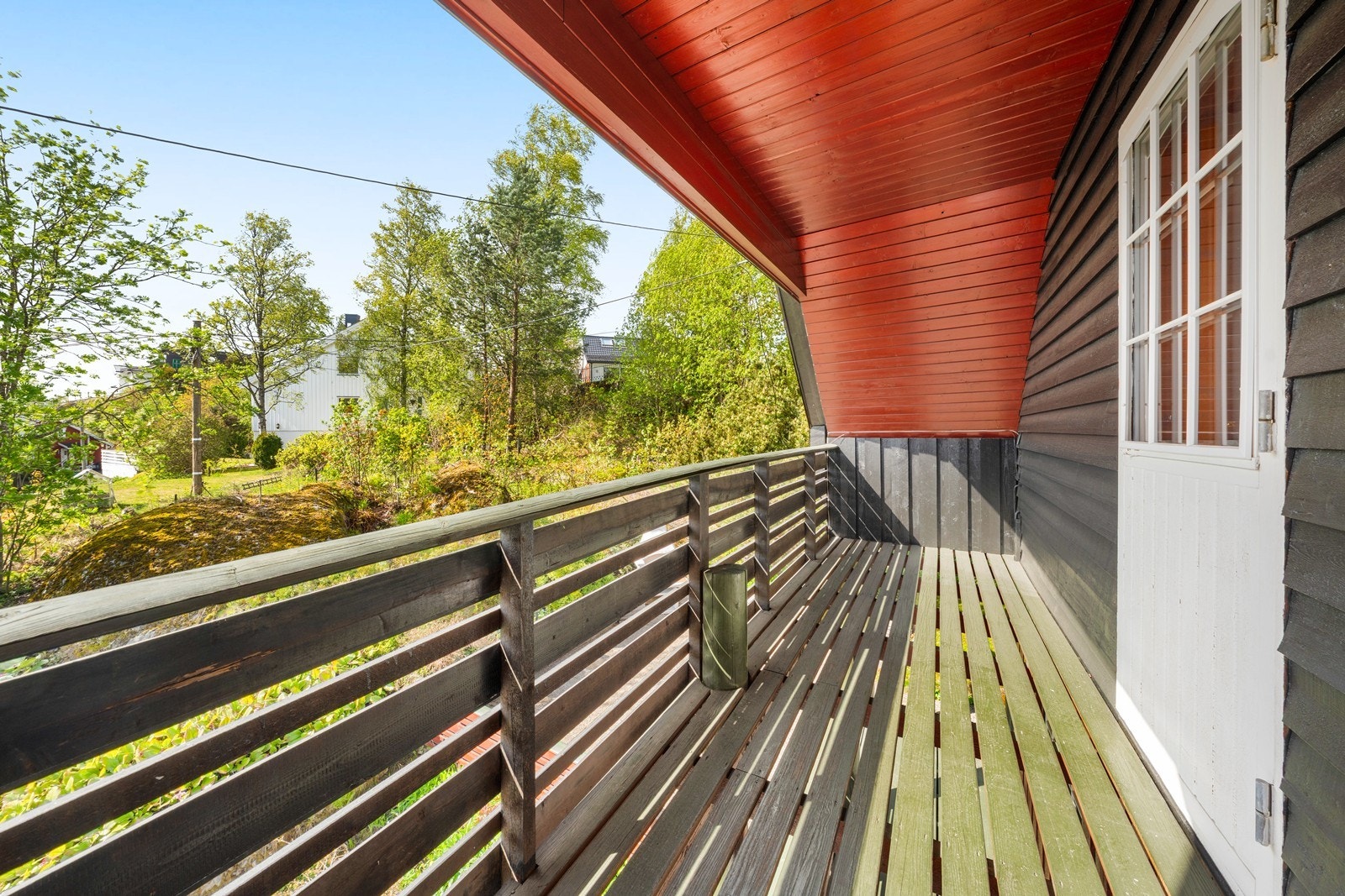 Fra et av soverommene i andre etasje er det utgang til en egen balkong. Galleribilde