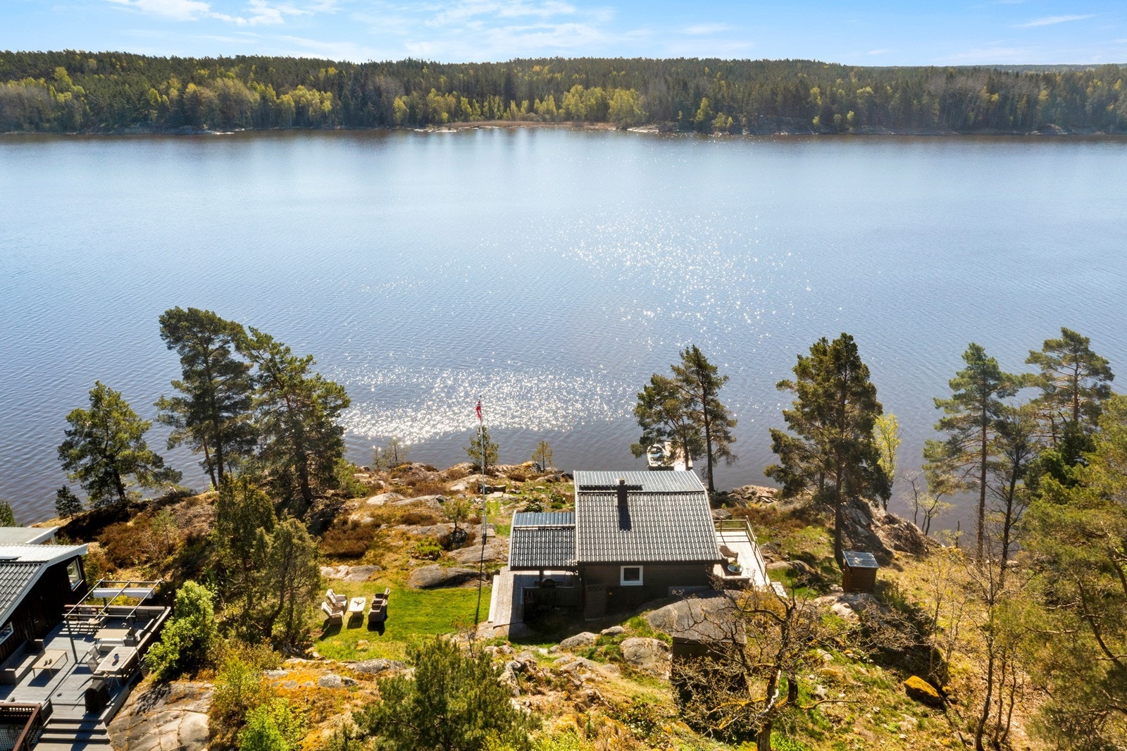 Åpen utsikt over vannet og omkringliggende natur. Galleribilde