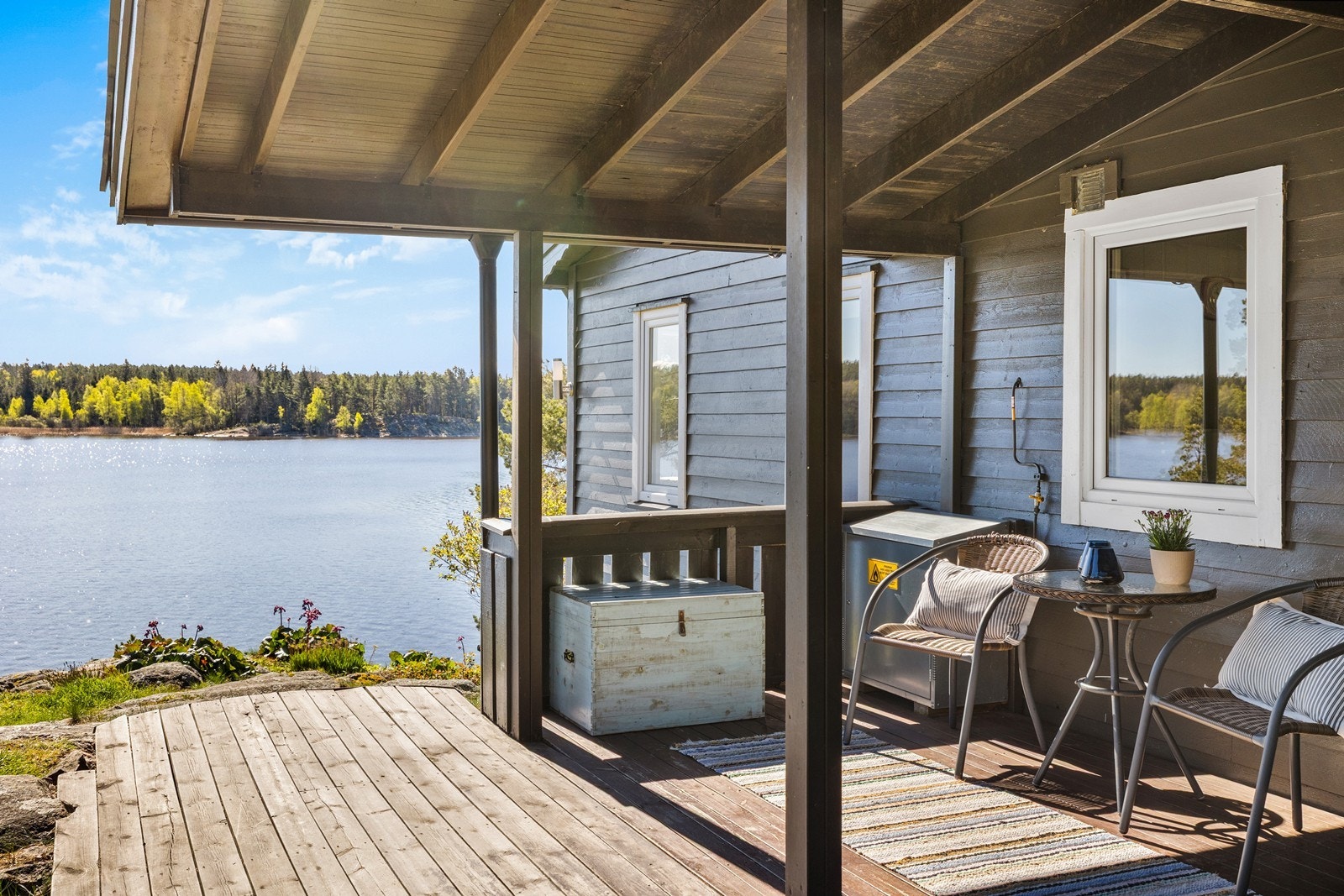 God plass til sittegruppe under tak ved inngangen. Galleribilde