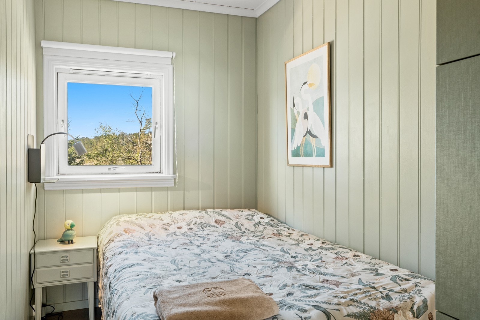 Hytta har tre soverom. Det ene soverommet har for lite rømningsvindu. Galleribilde