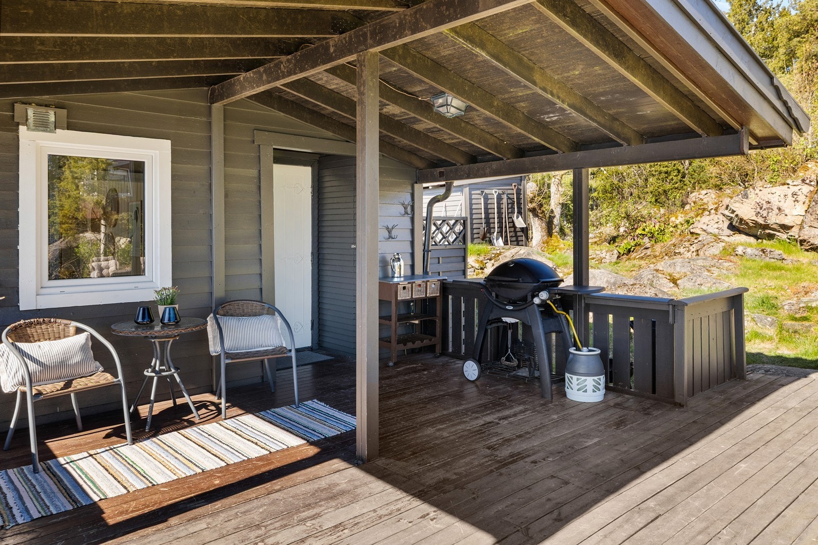 Overbygget terrasse ved inngangspartiet på ca. 20 m². Galleribilde