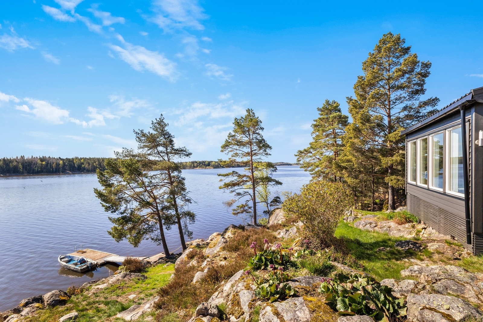 Fra hytta er det kort vei ned til bryggen og sjøen. Galleribilde