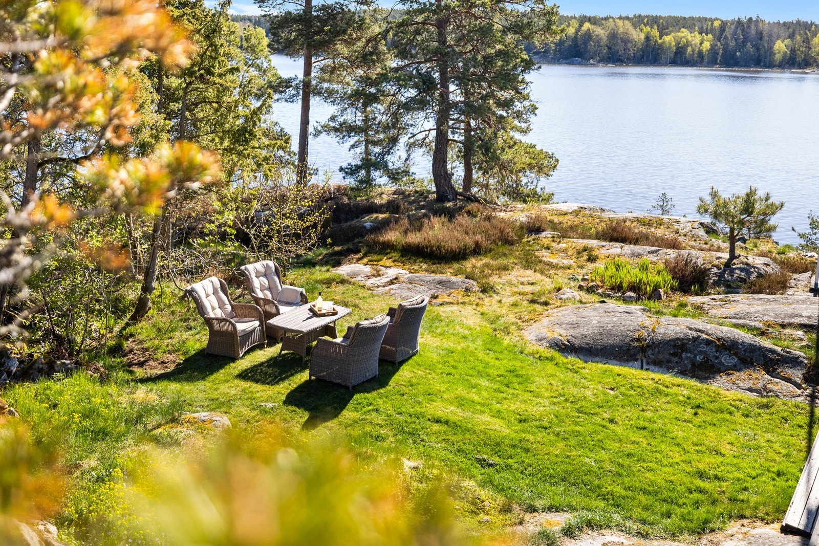 Tomten består hovedsakelig av naturtomt og synlig fjell. Galleribilde