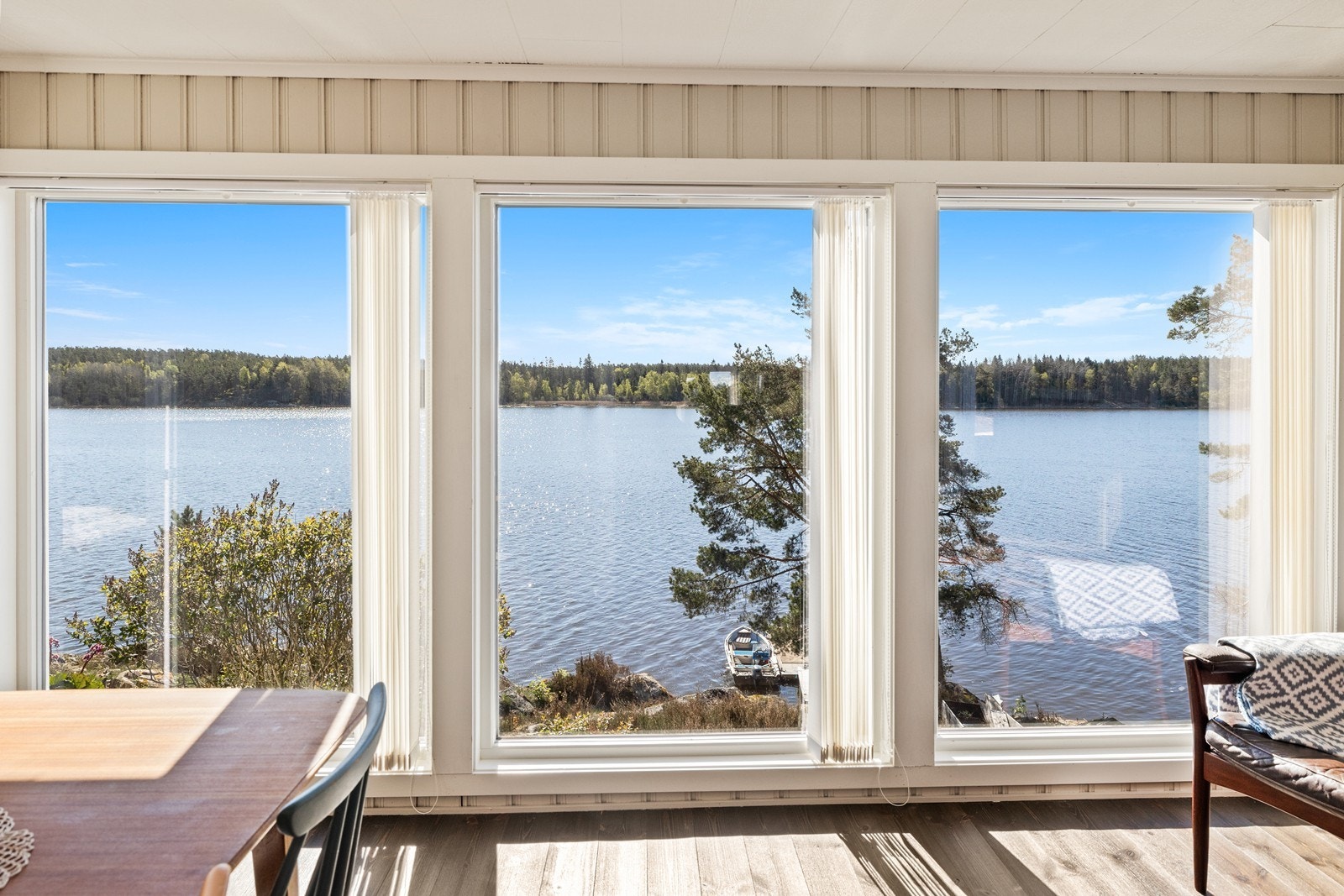 Store vinduer med nydelig utsikt over vannet. Galleribilde
