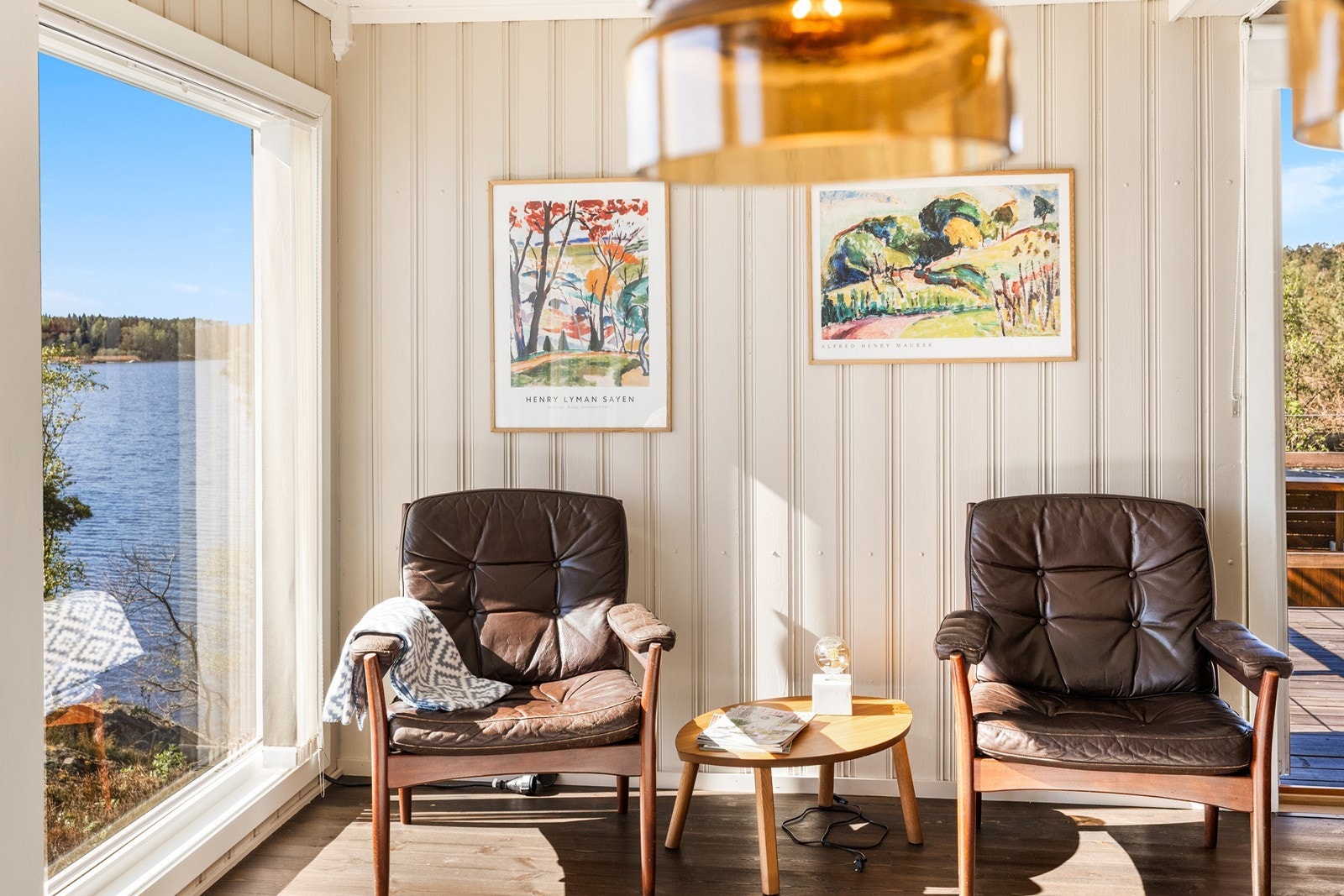 En lun krok i stuen med utsikt mot sjøen. Galleribilde