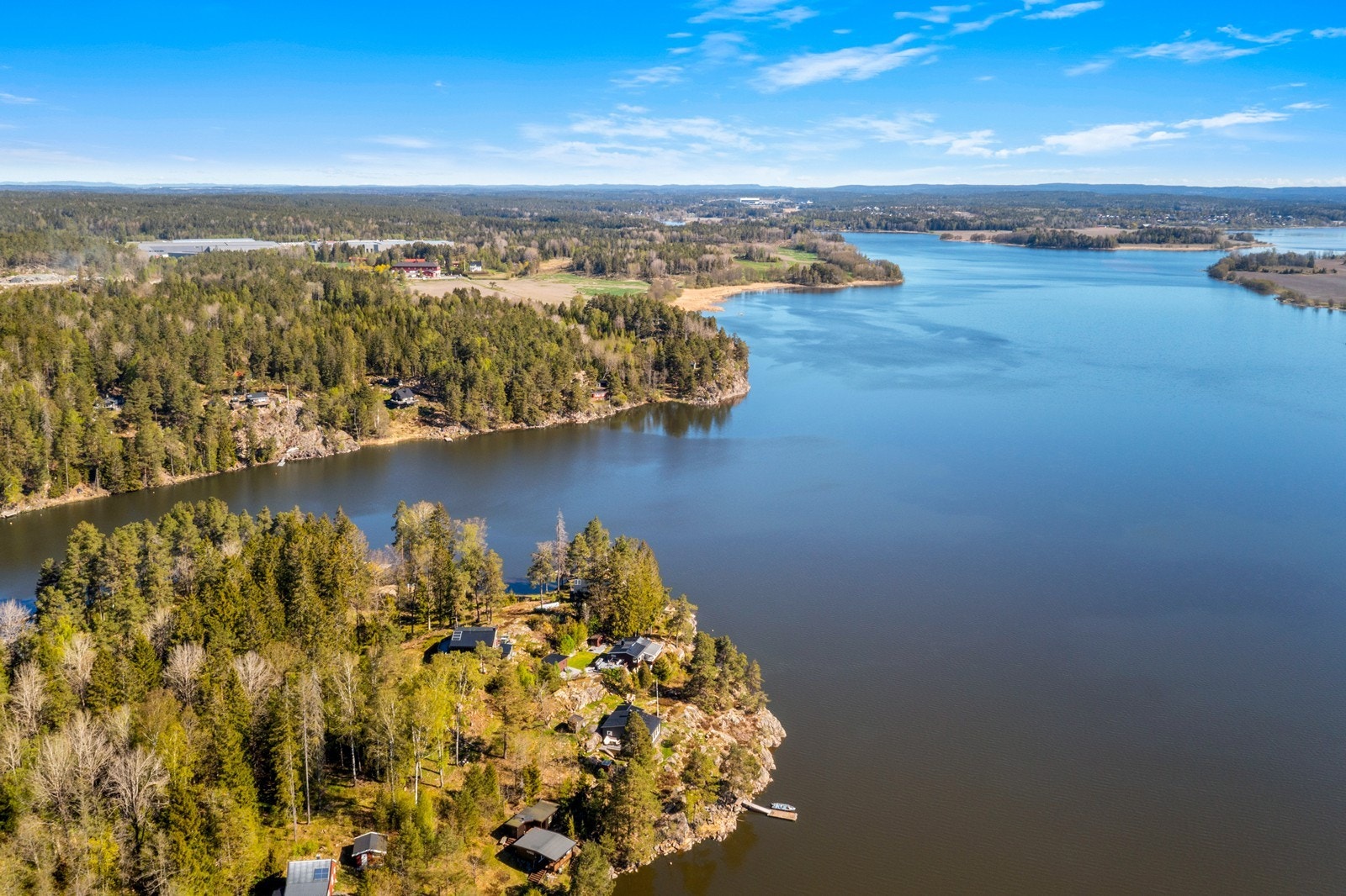 En idyllisk plassering med umiddelbar nærhet til sjøen. Galleribilde