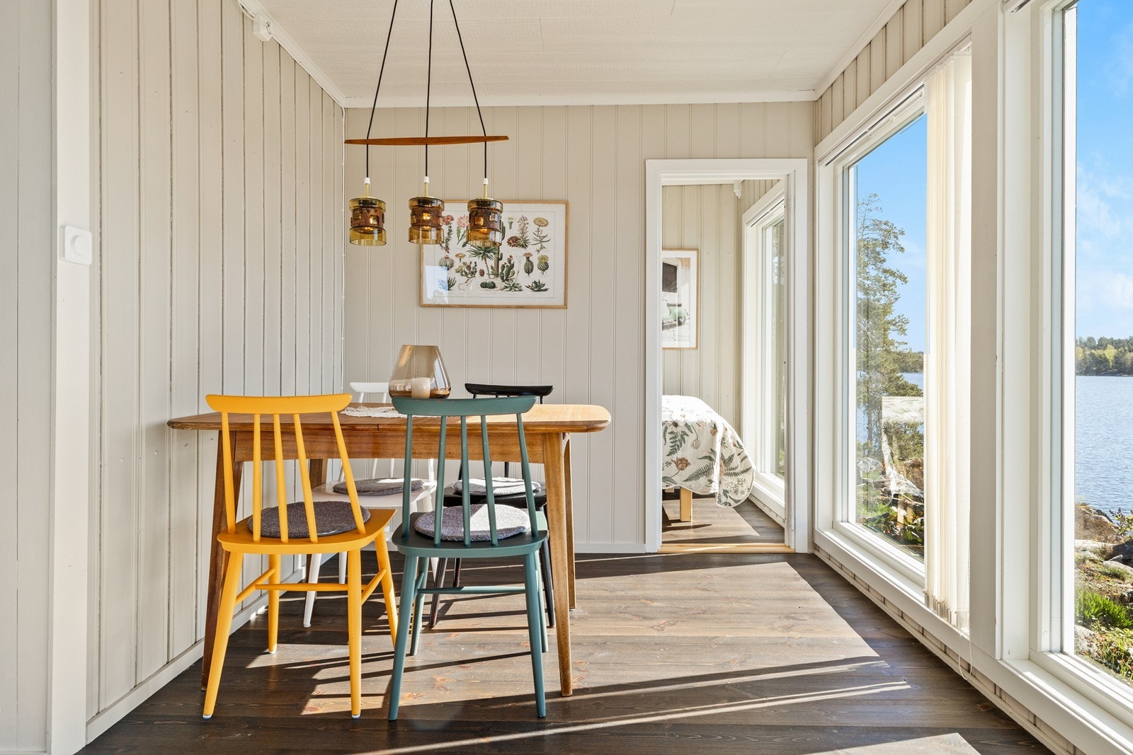 Spisestuen har plass til hyggelige måltider med familie og venner. Galleribilde