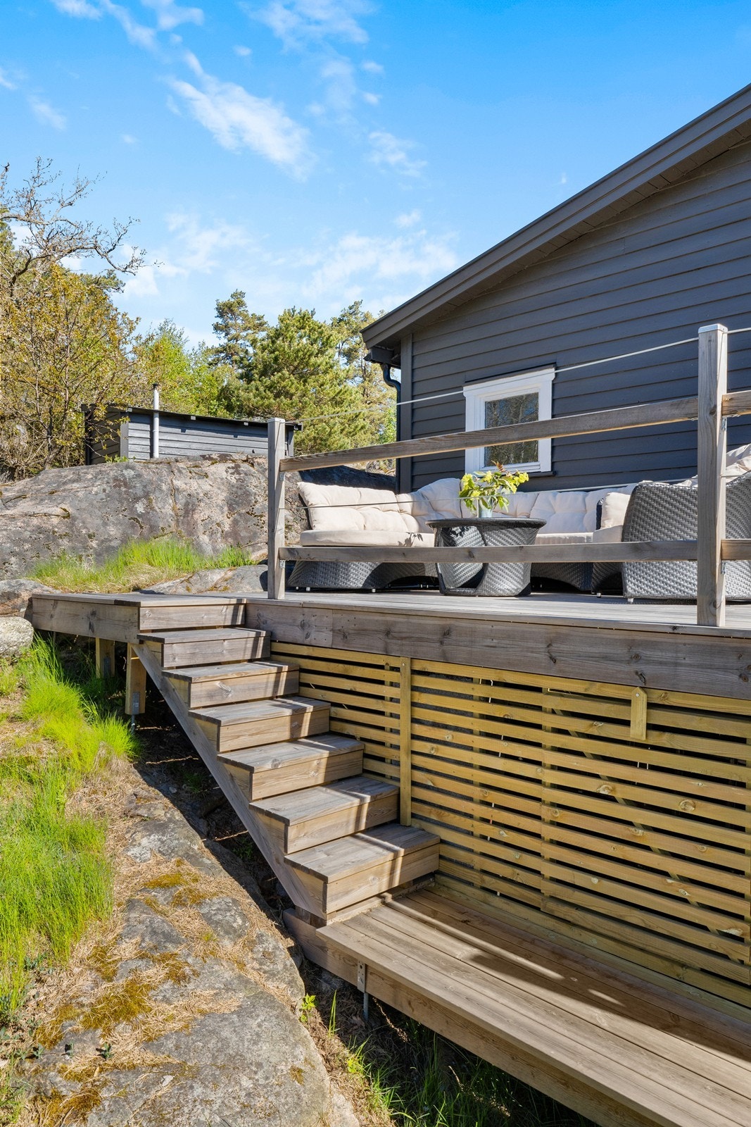 Terrassen er solid fundamentert på den kuperte naturtomten. Galleribilde