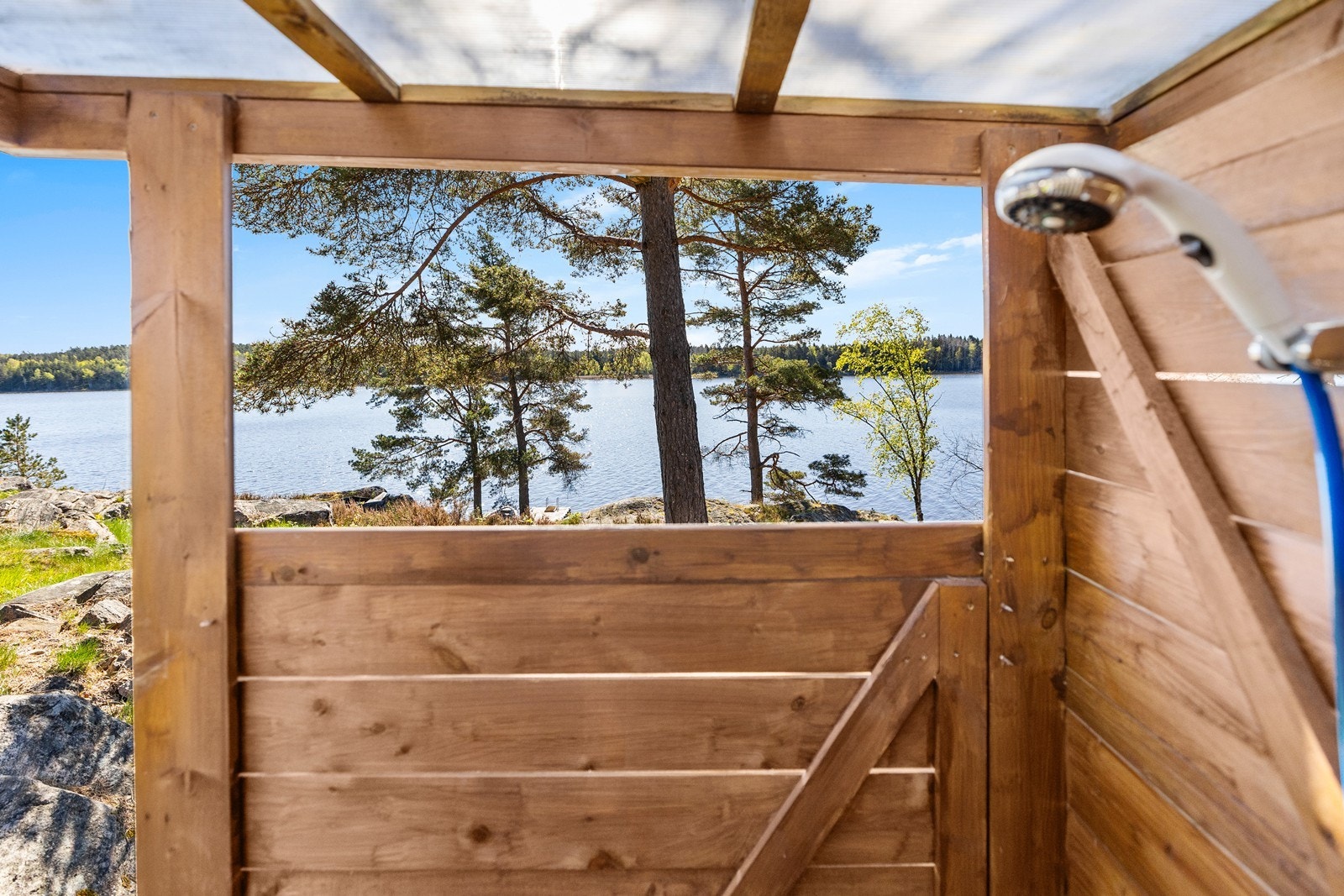 Installert forbruksvann fra regnvannstank på utedusj. Galleribilde