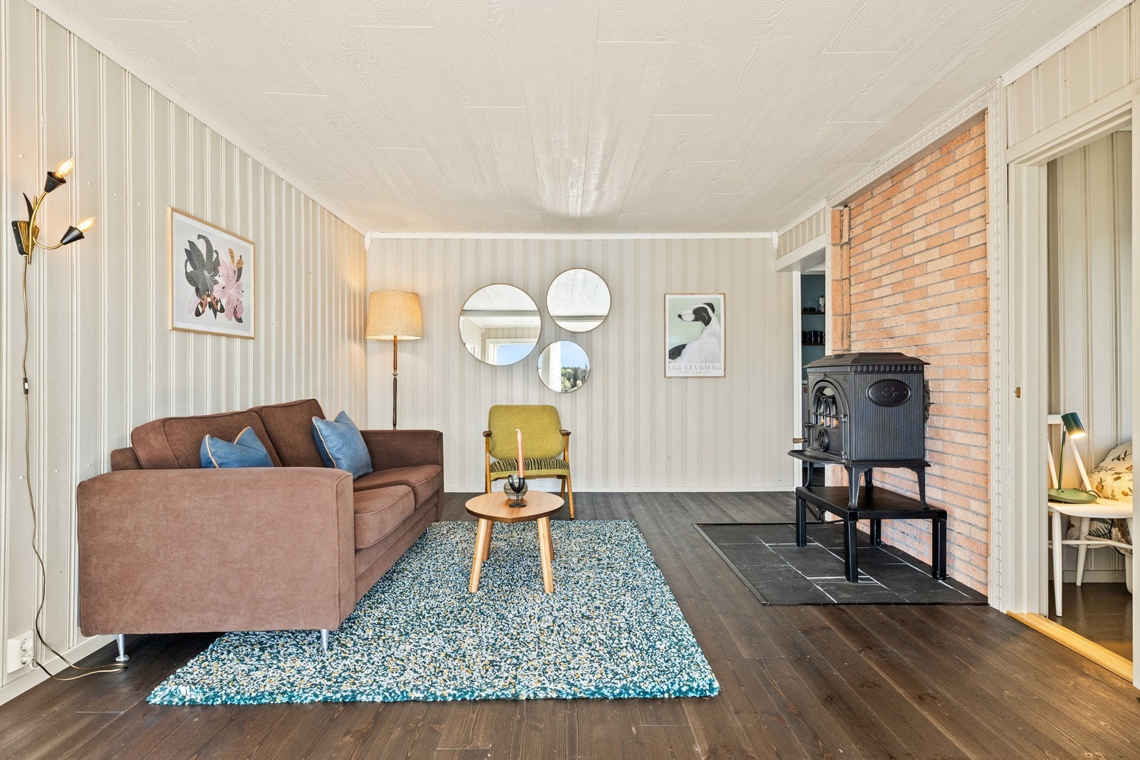 Romslig stue med god plass til både sofakrok og spisebord. Galleribilde