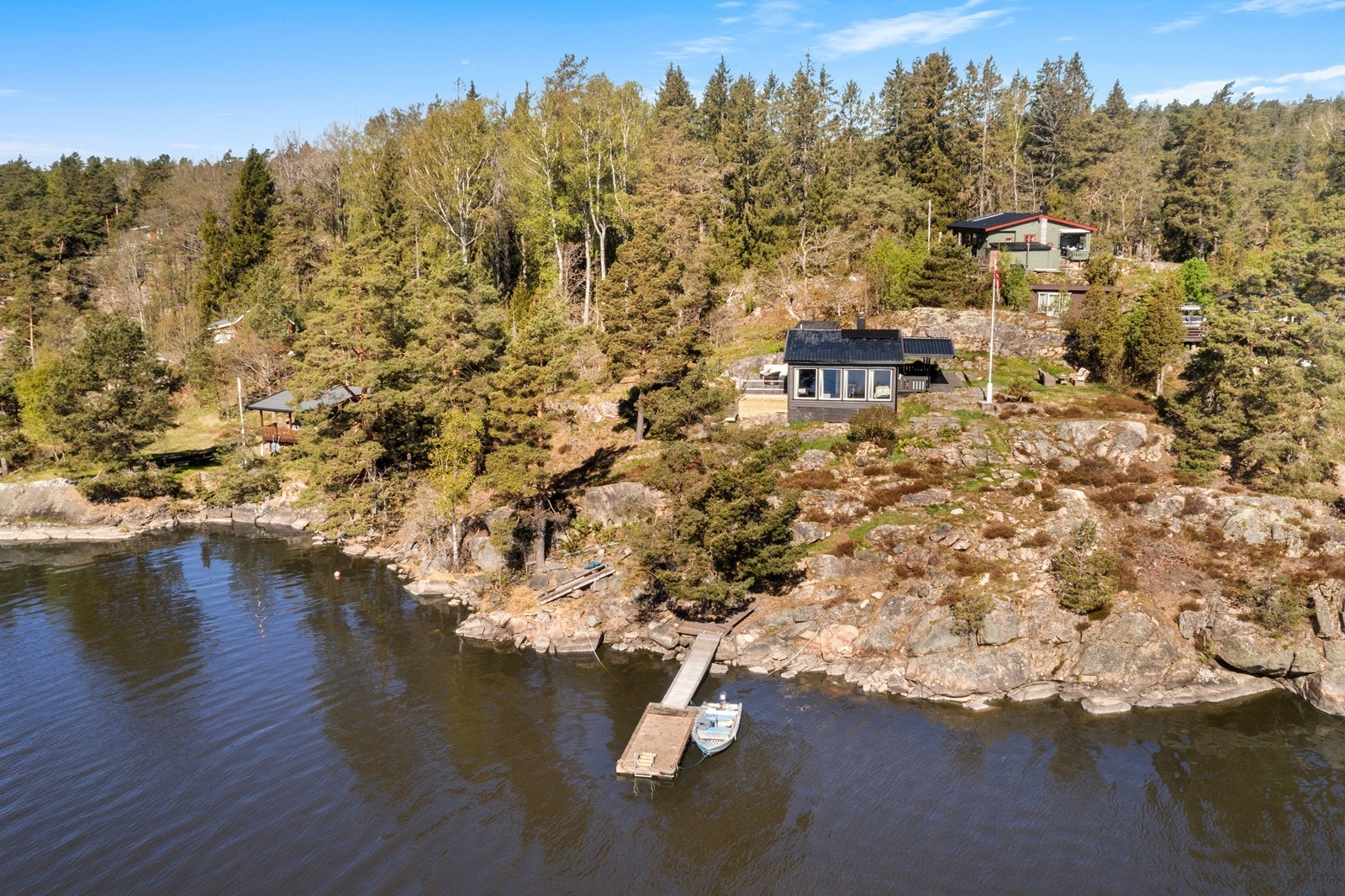 Pen fritidsbolig med idyllisk beliggenhet ved vannkanten. Galleribilde