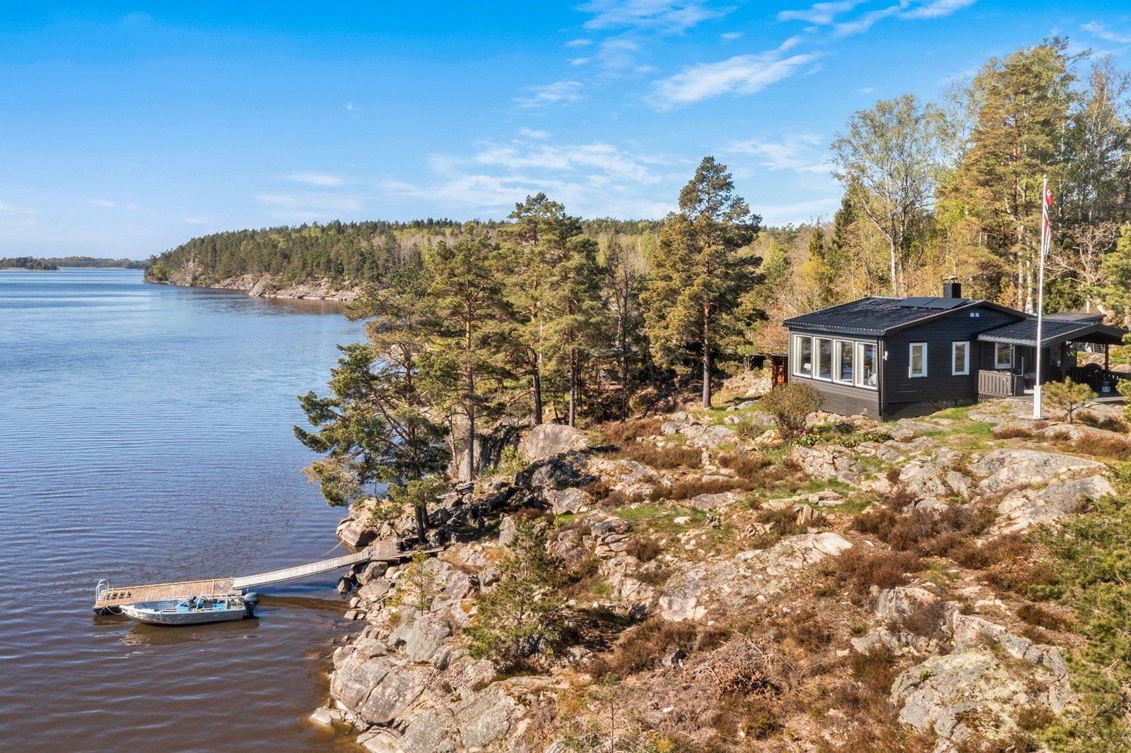 Eiendommen er fundamentert på fjell og ligger høyt og fritt i terrenget. Galleribilde