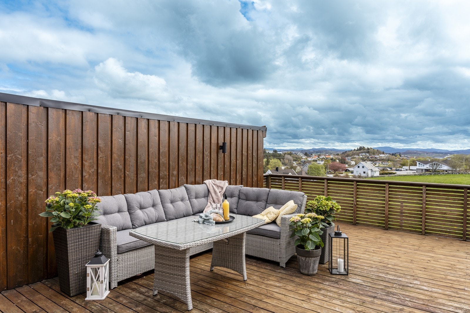 Terrasse med utgang fra kjøkken/spisestuedel Galleribilde