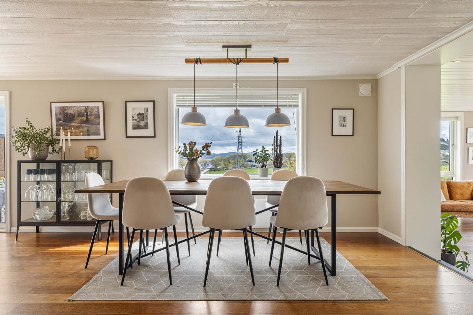 Fra spiseplassen er det flott utsikt til omgivelsene Galleribilde