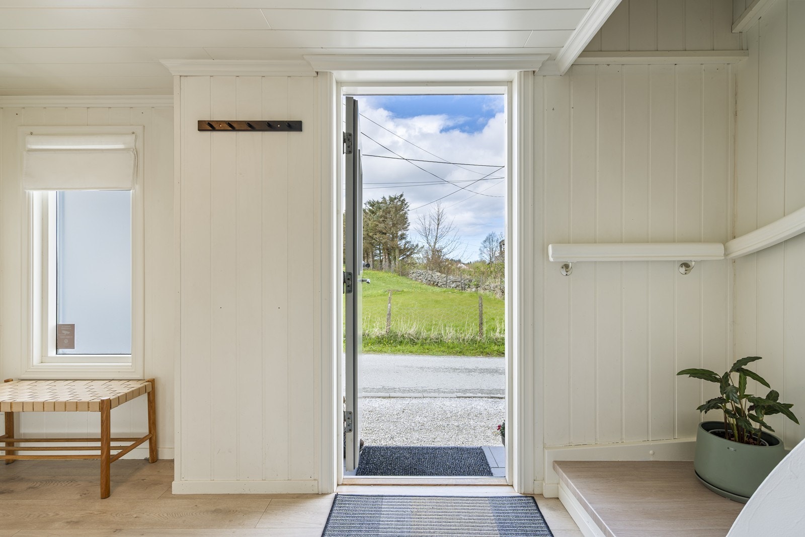 Entré/gang med gode muligheter for oppbevaring av sko og yttertøy Galleribilde