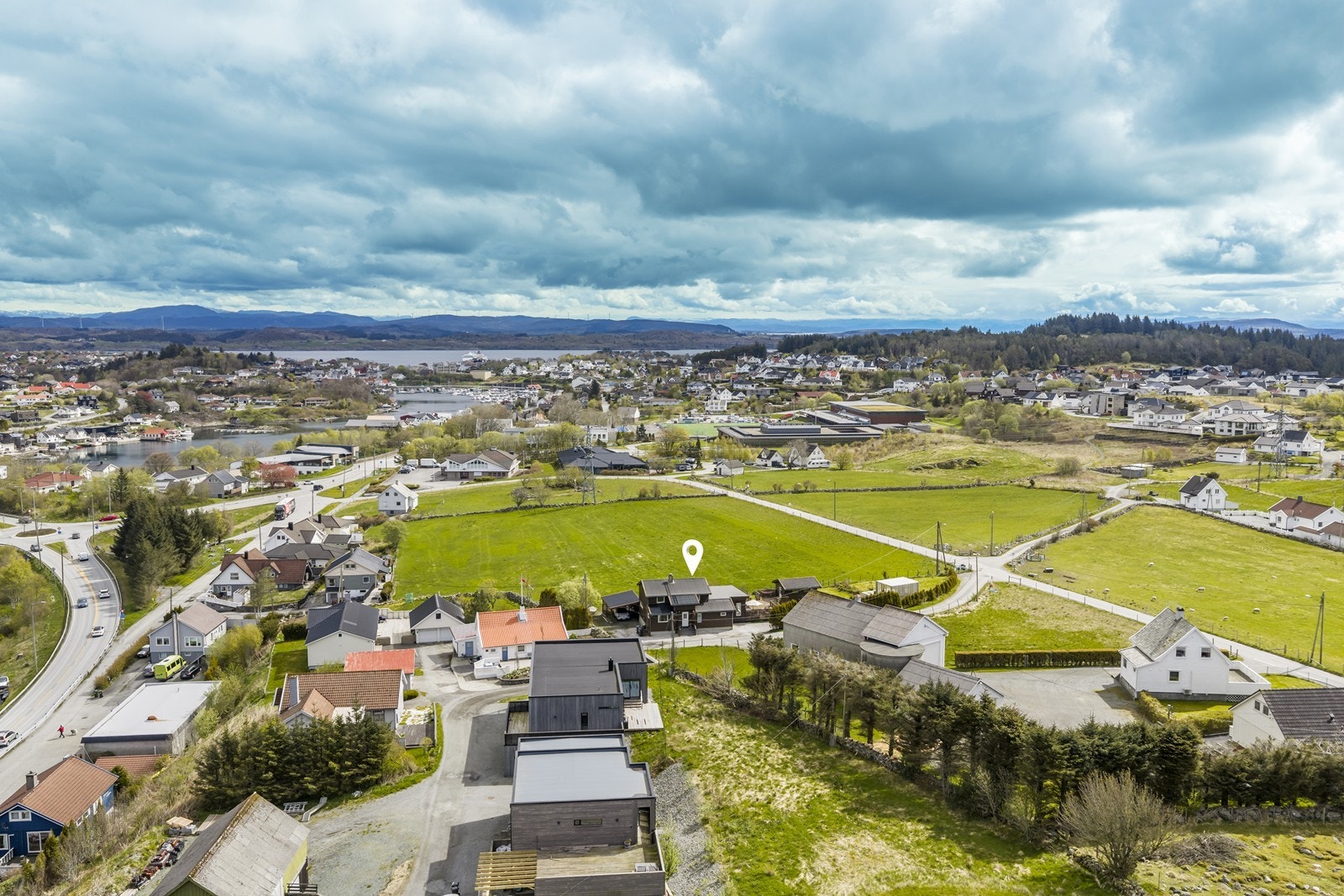 Eiendommen har en attraktiv og landlig beliggenhet på Øvre Eide, i rolige og familievennlige omgivelser med nærhet til det meste man trenger i hverdagen Galleribilde
