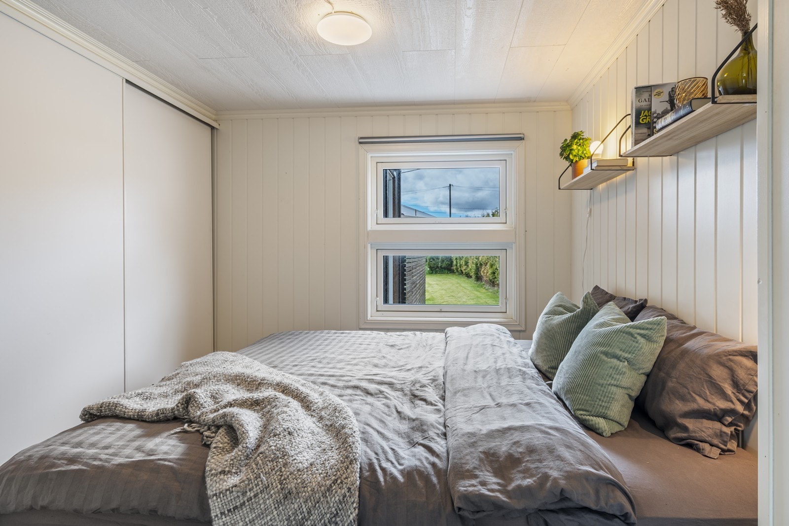 Soverom med praktisk skyvedørsgarderobe som gir gode oppbevaringsmuligheter Galleribilde