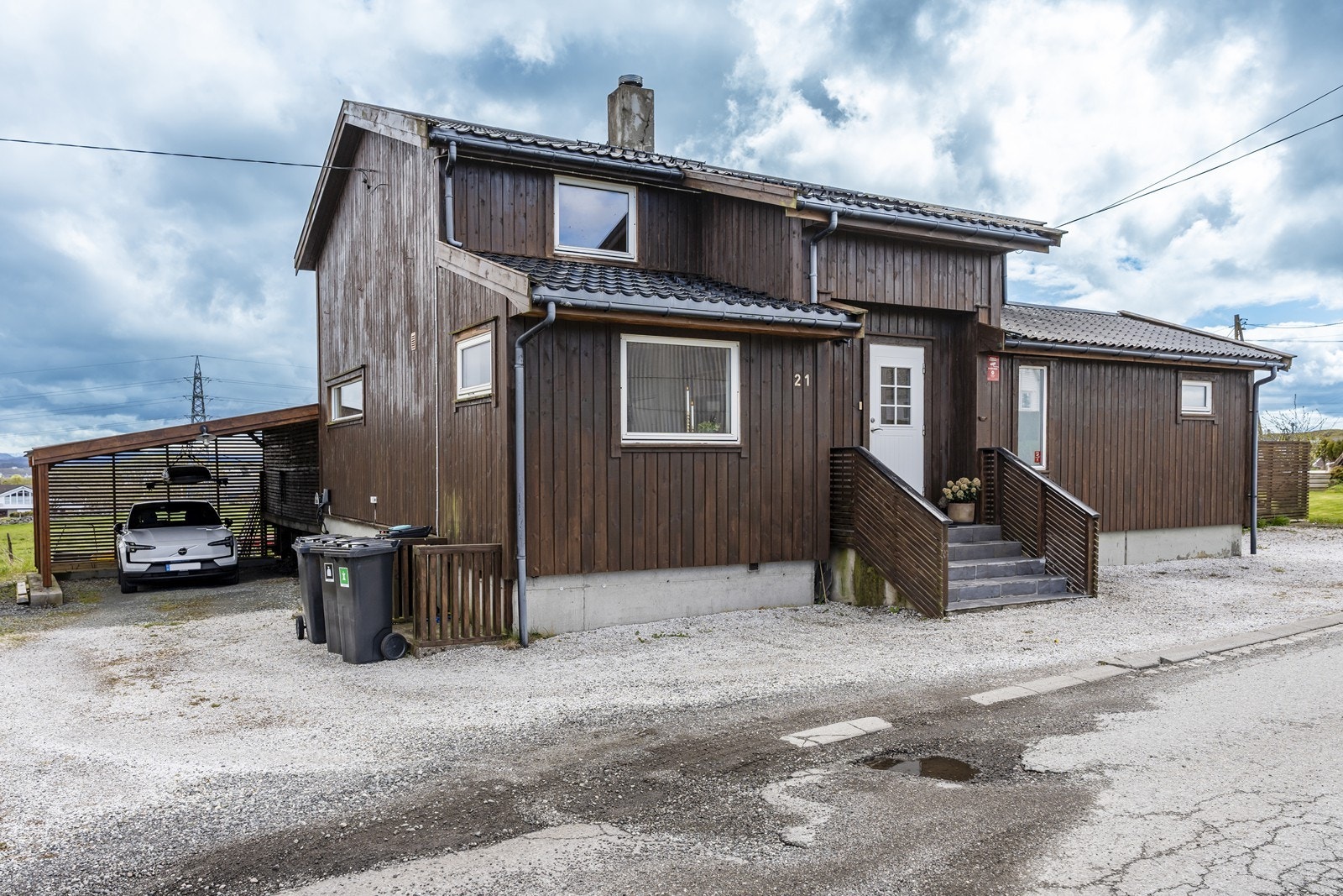 Parkeringsmulighet i gårdsrom, samt i carport (se pkt. ferdigattest) Galleribilde