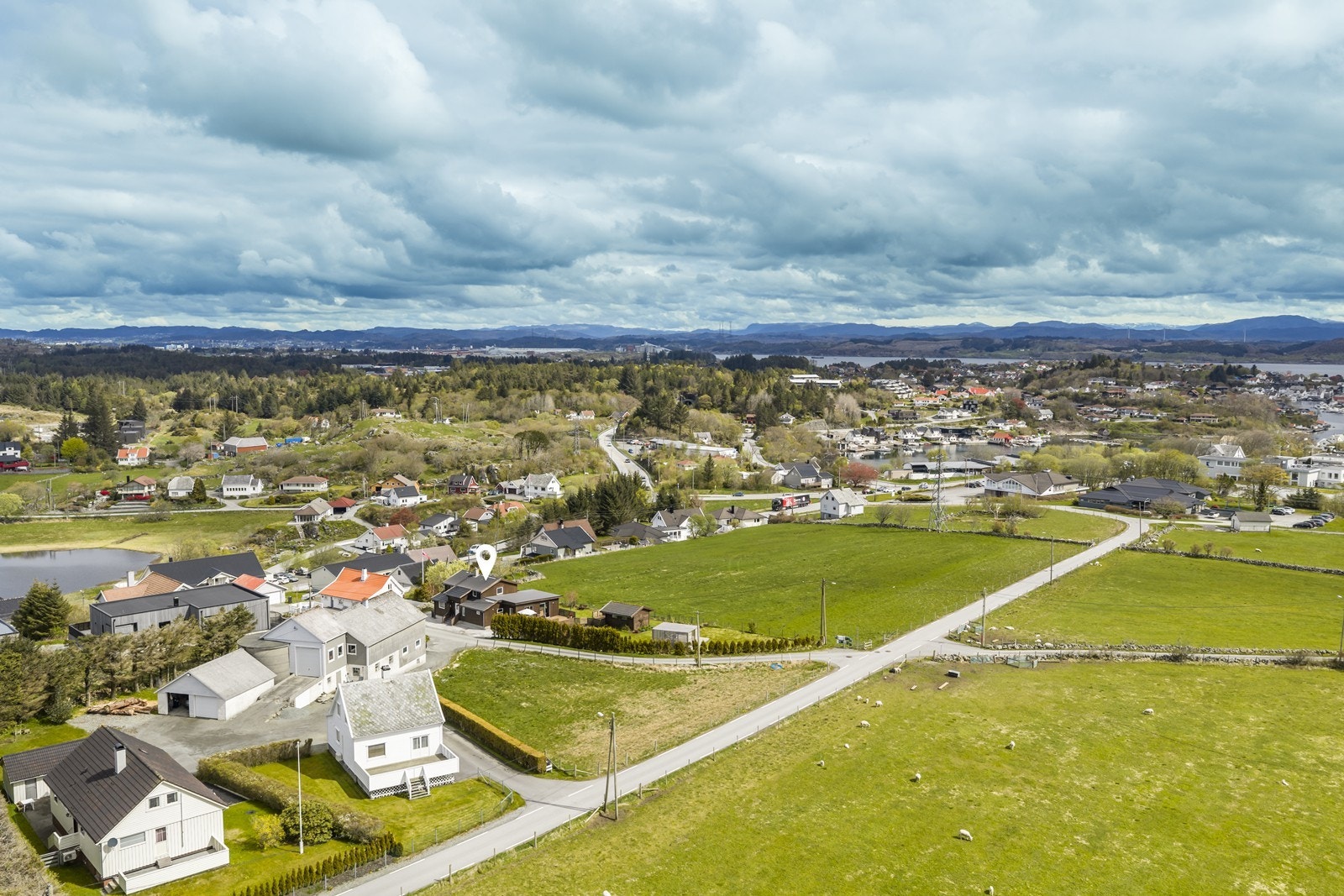 Fra eiendommen er det kort avstand til både skoler, barnehage og idrettsanlegg, noe som gjør dette til et svært attraktivt område for barnefamilier Galleribilde