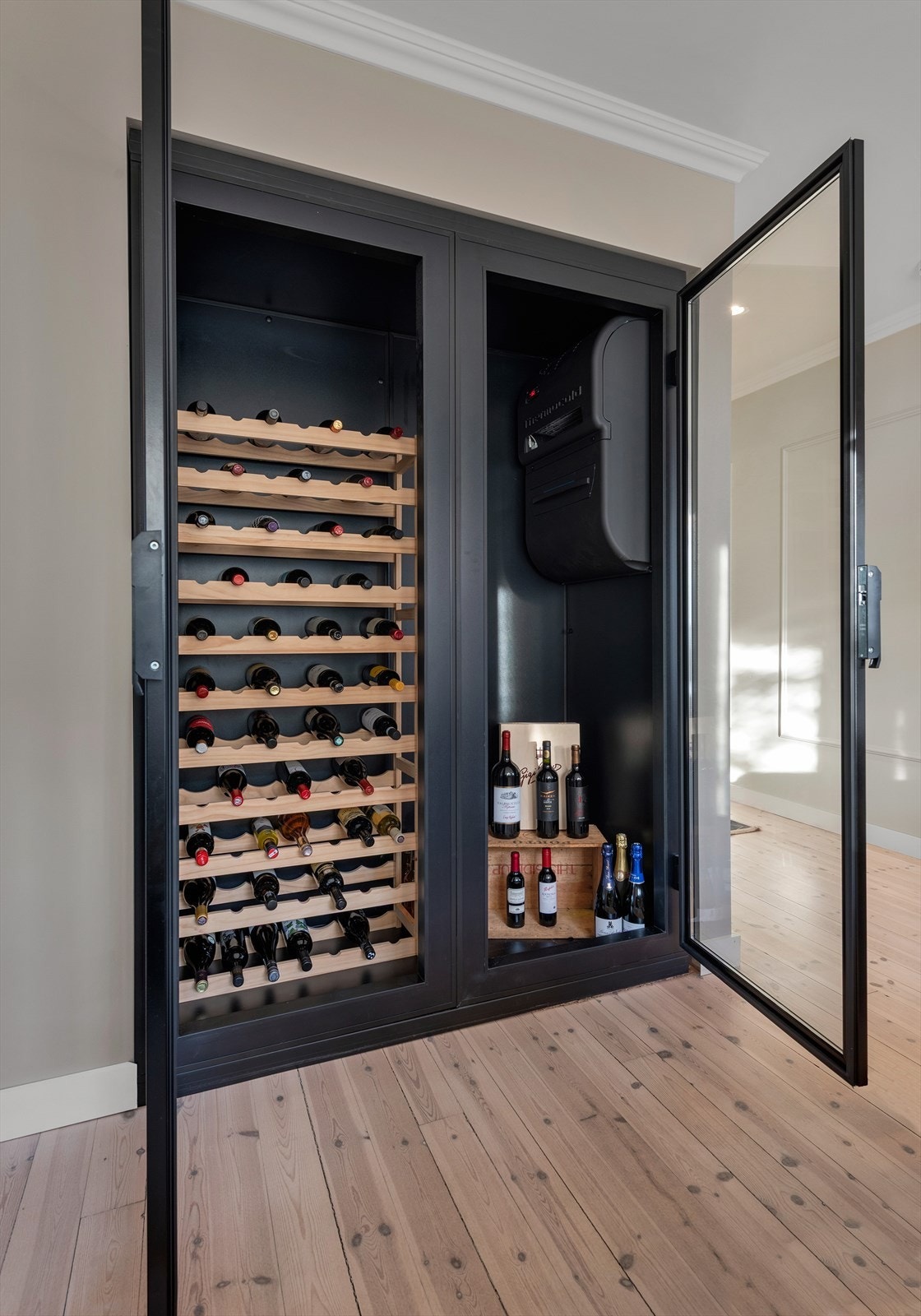 Elegant vinskap med god plass og stilren design. Perfekt for vinentusiaster som ønsker å lagre samlingen sin riktig Galleribilde
