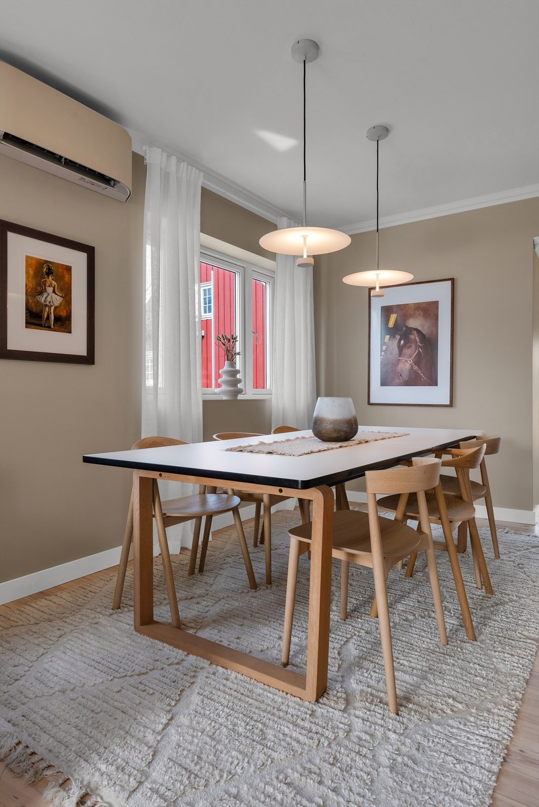Lys og moderne spisestue med smakfulle detaljer. Perfekt for hyggelige middager og samlinger. En innbydende del av hjemmet Galleribilde