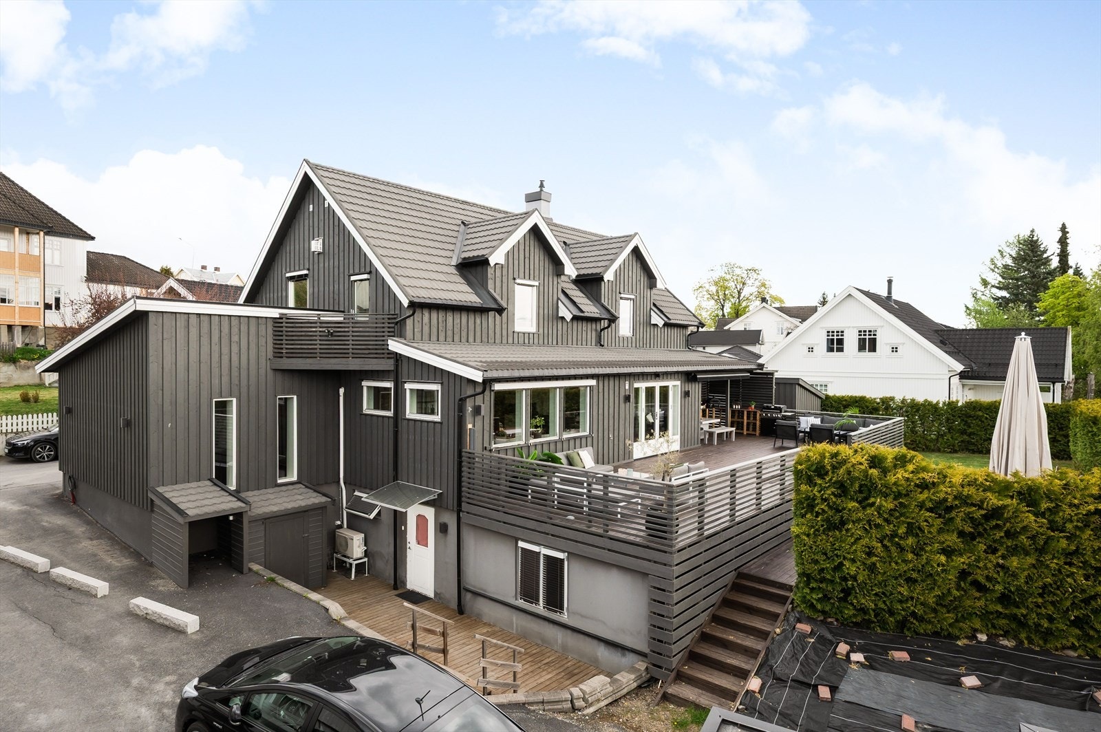 Boligen har egen inngang til underetasjen utenfra. Galleribilde