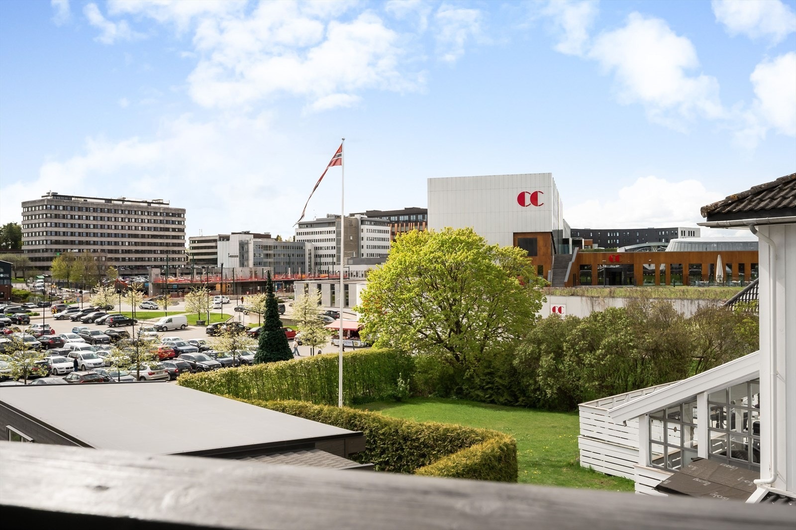 Boligen har en meget sentral beliggenhet - bokstavelig talt et steinkast fra CC Hamar. Galleribilde
