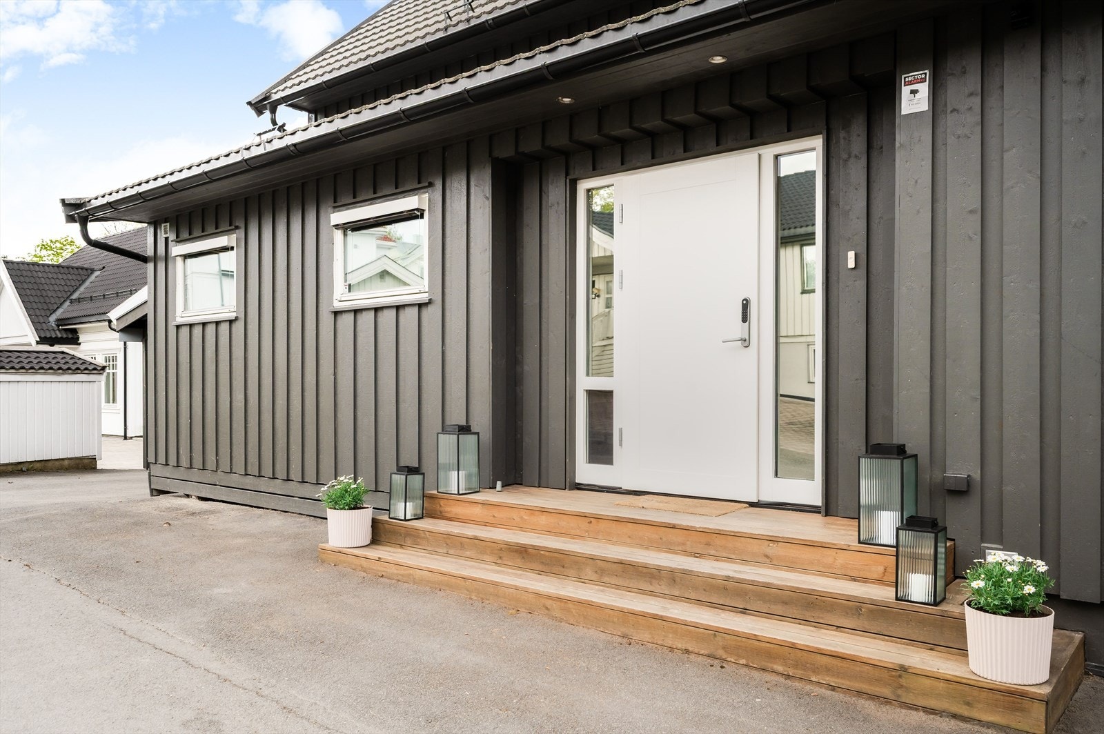 Delvis overbygd inngangsparti med trapp og downlights. Galleribilde