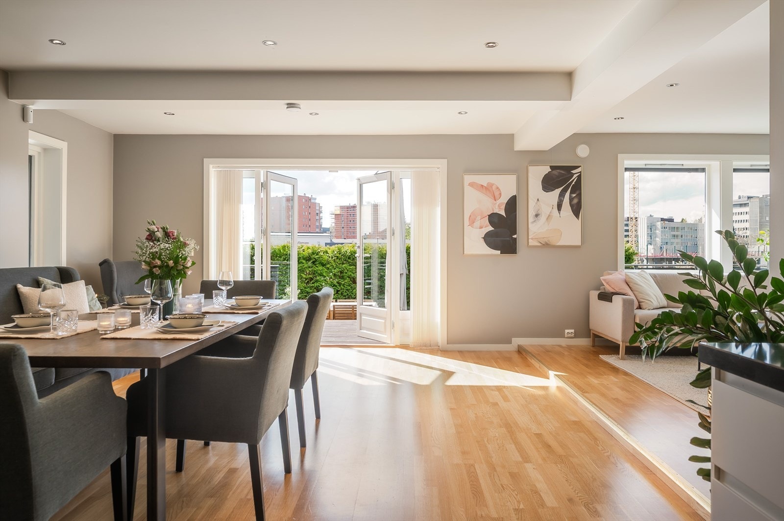 I stua og på kjøkkenet er det downlights i taket. Galleribilde