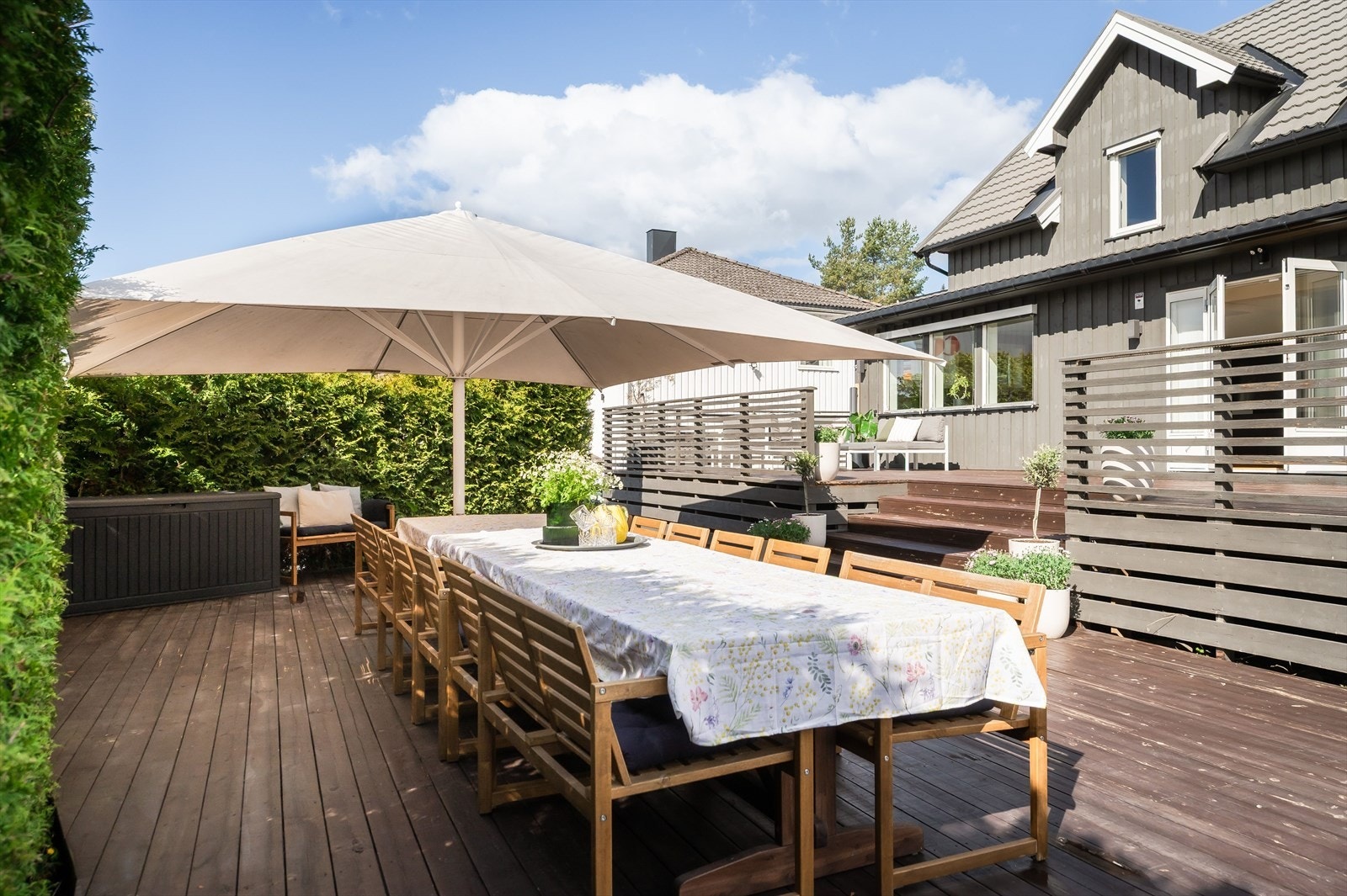 Boligen har godt med uteplasser med et totalt terrasseareal på ca. 125 m². Galleribilde