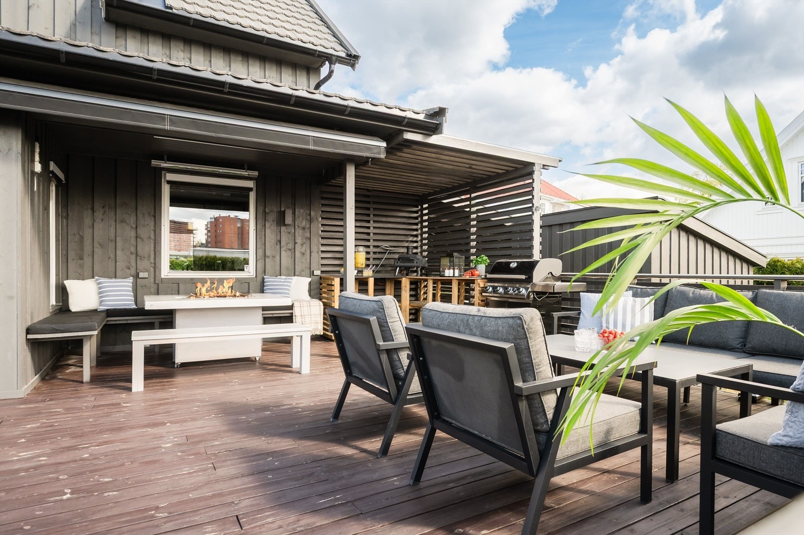 Fra spiseplassen er det utgang til en romslig terrasse. Galleribilde