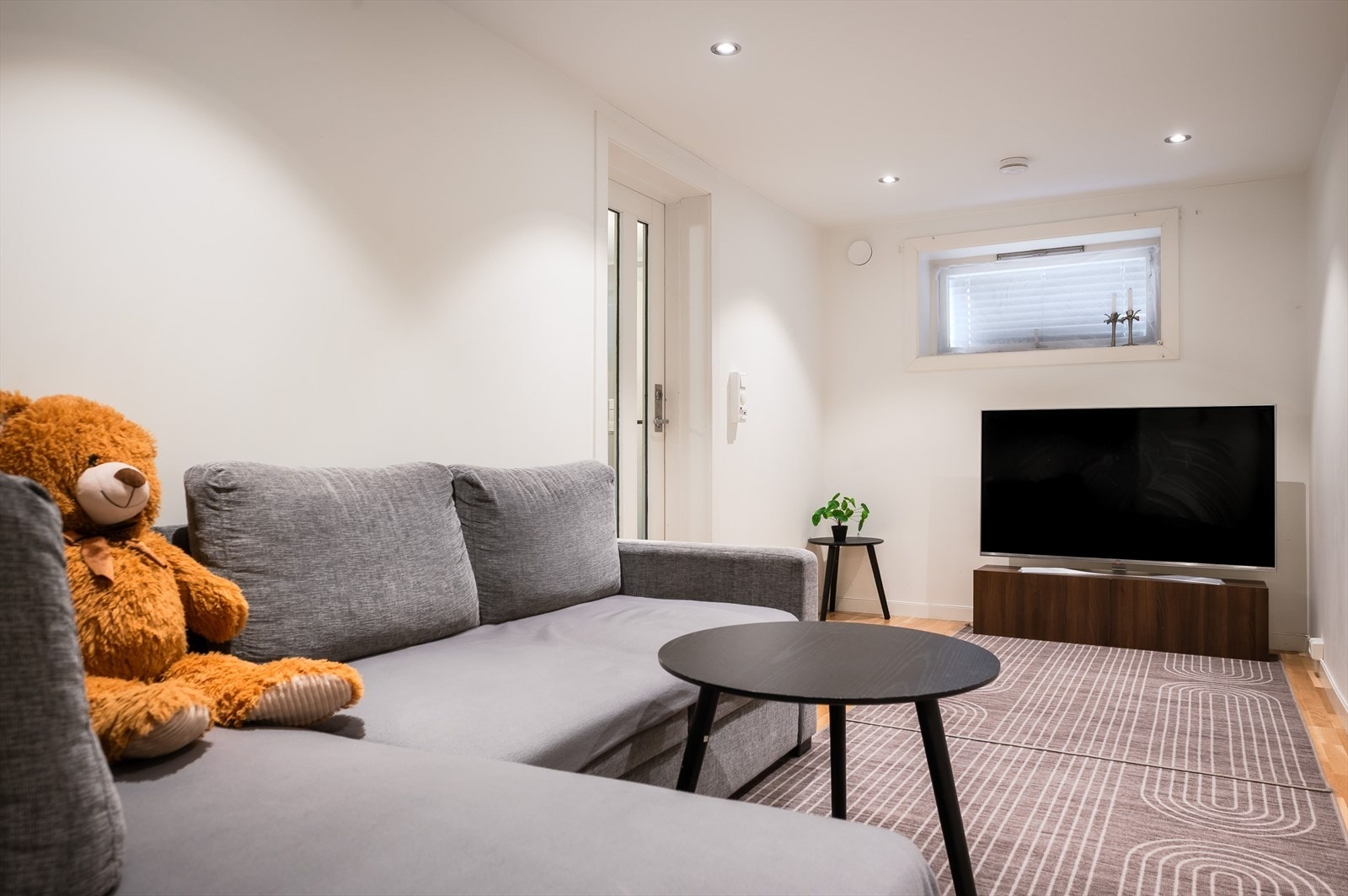 I underetasjen er det innredet en hybel. Stue med downlights i taket og plass til sofagruppe. Galleribilde