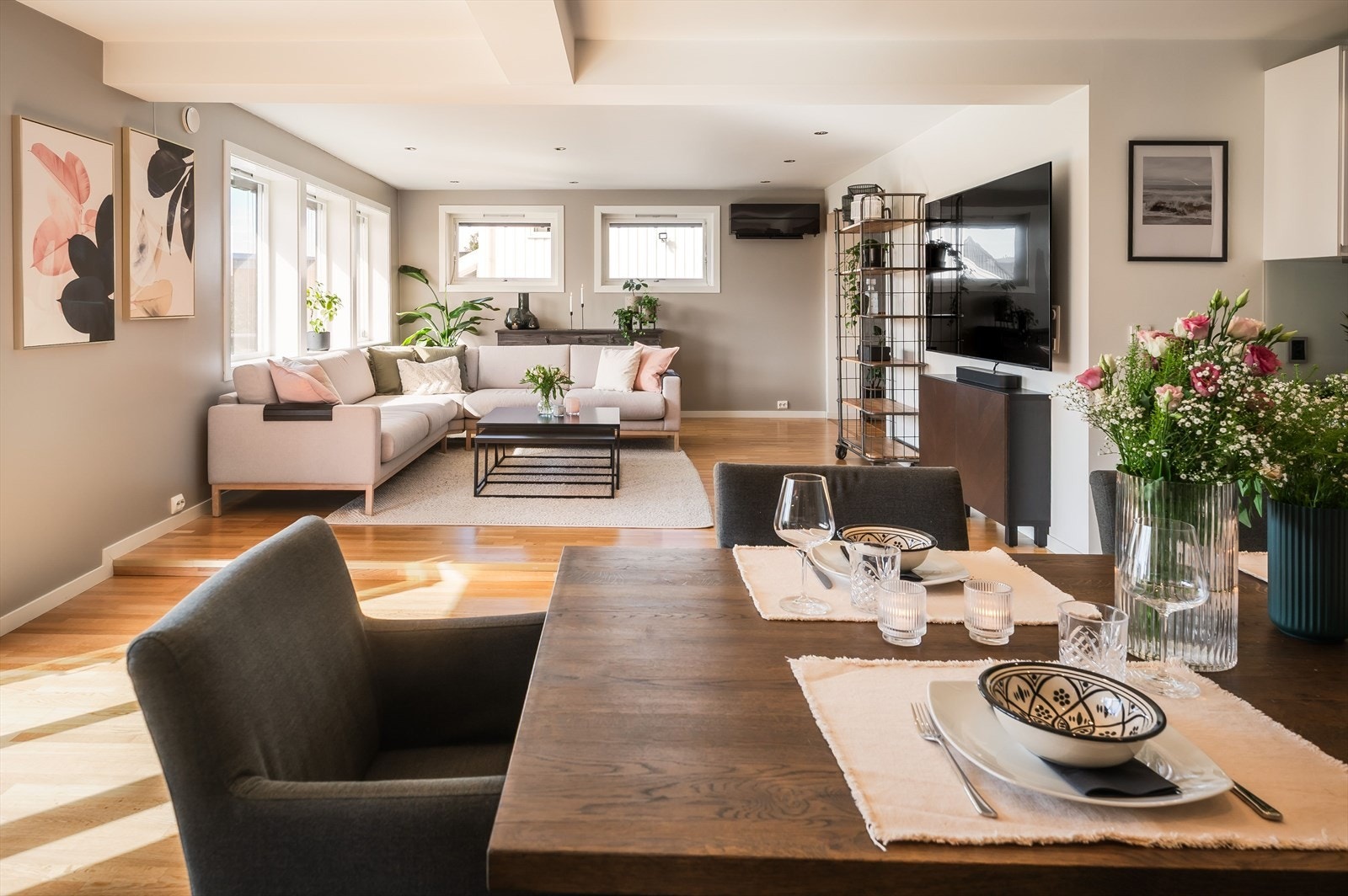 Lys og moderne stue med god plass til både spisebord og en romslig sofagruppe. Galleribilde