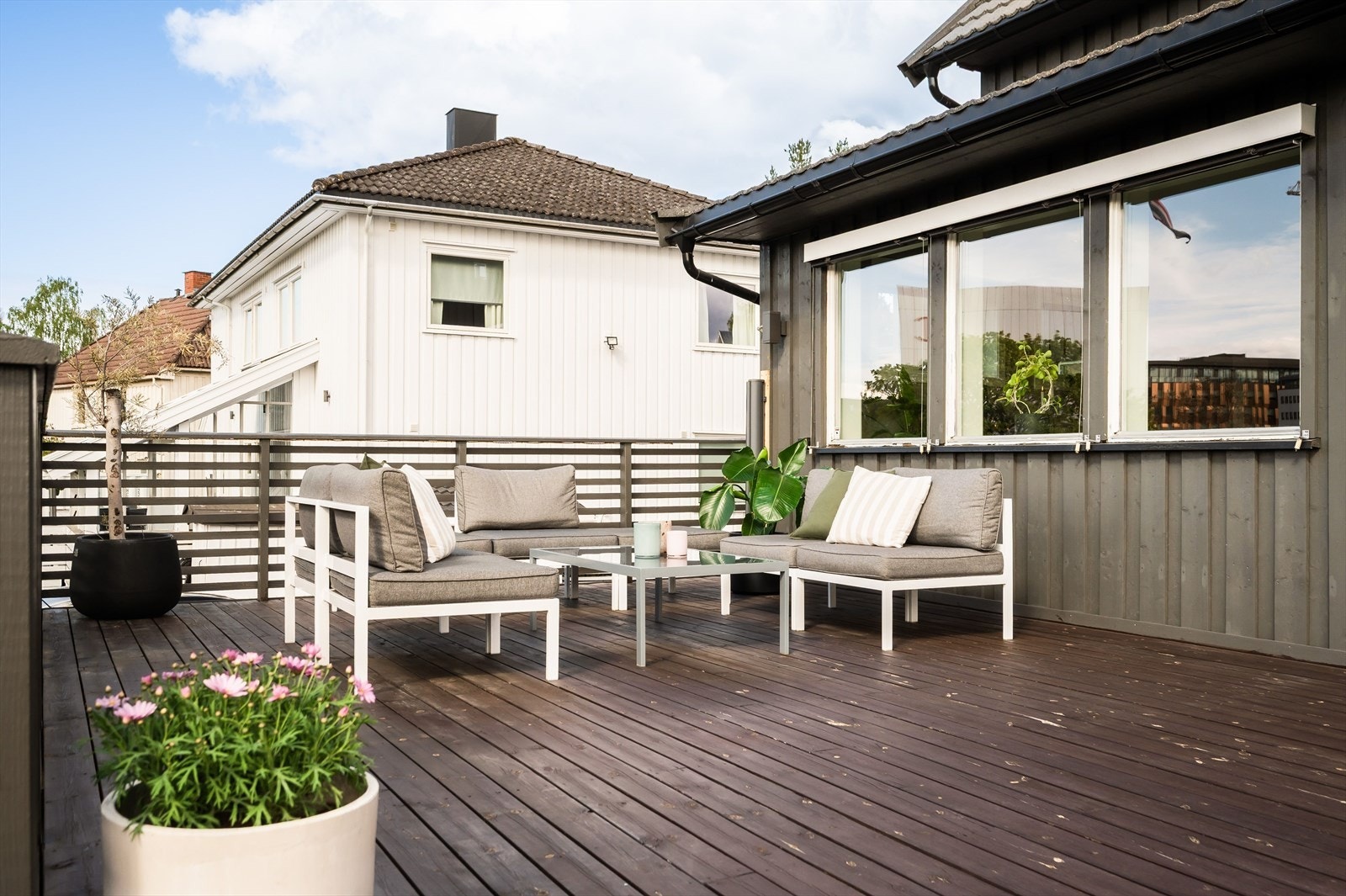 Terrassen vender mot sør og er delt inn i to deler. Galleribilde