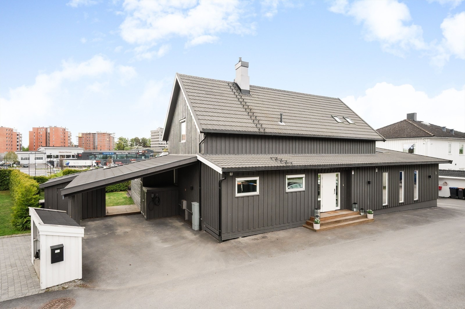 Eiendommen ligger i en blindgate med asfaltert gårdsplass og parkering i carport. Galleribilde