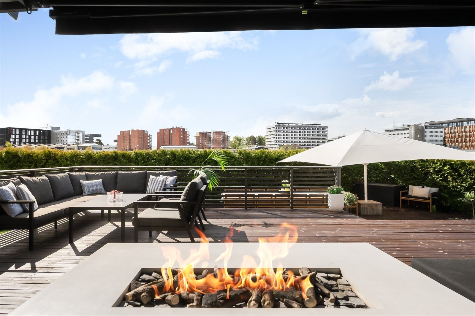 Det er rikelig med plass til flere sittegrupper, grill og annet ønskelig. Galleribilde