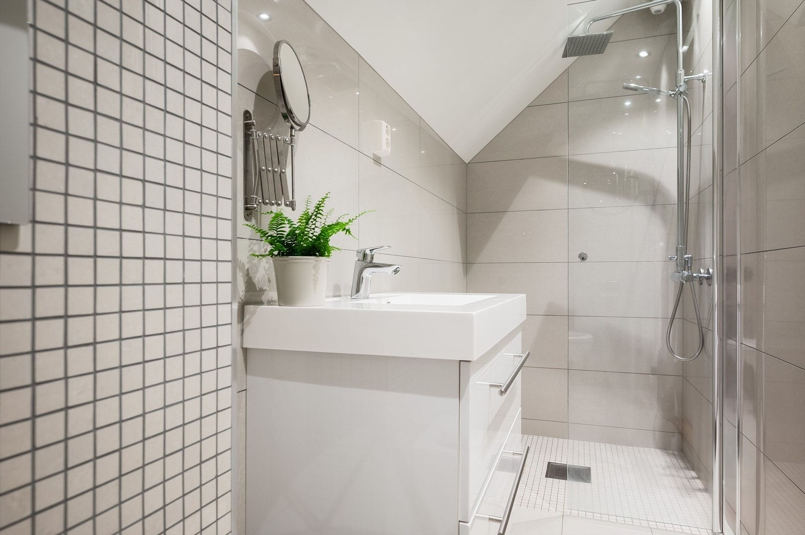 Flislagt bad i 2. etasje med varme i gulvet. Badet har toalett, baderomsinnredning med skuffer og heldekkende servant samt dusj. Galleribilde
