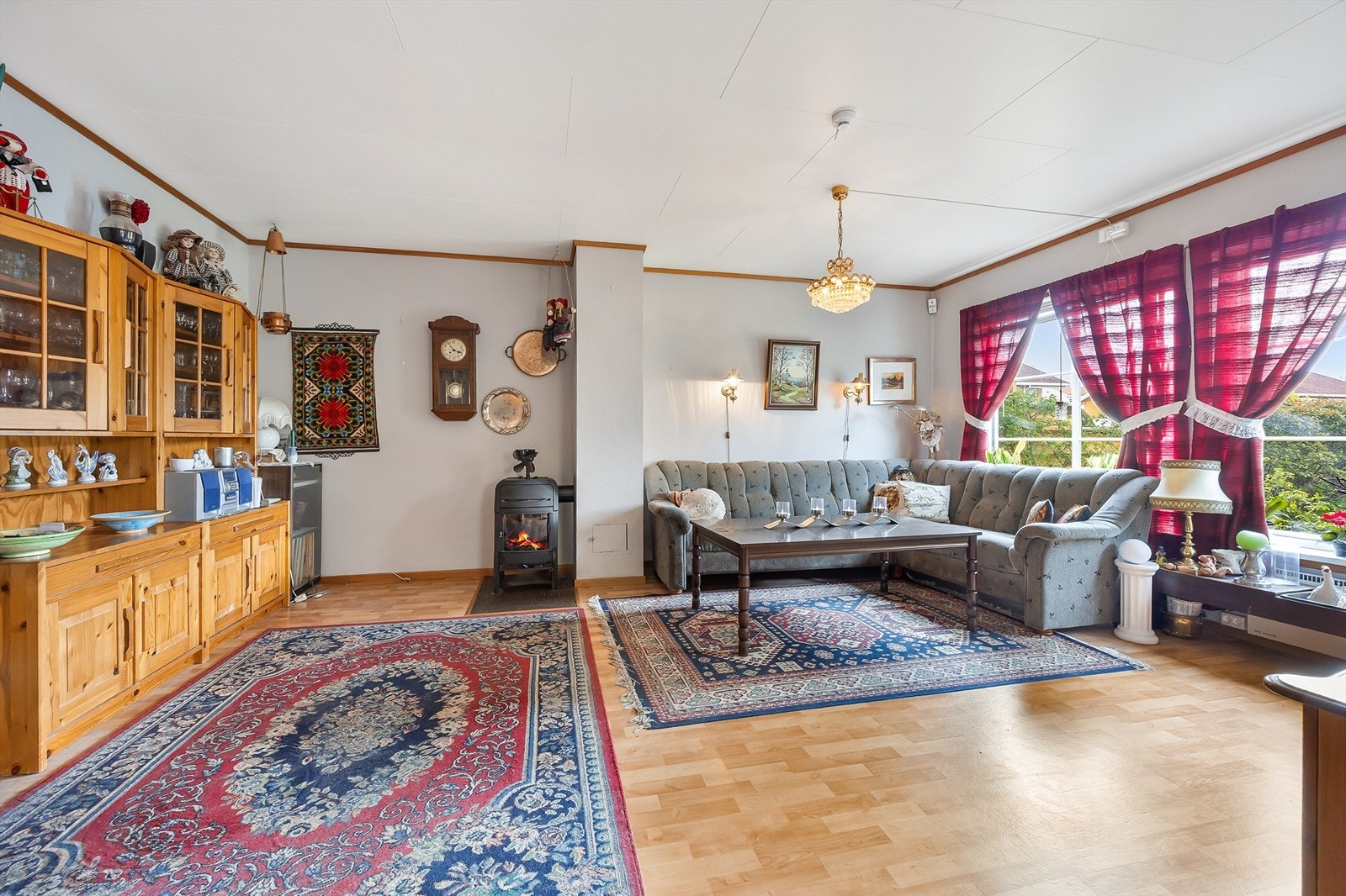 Peisovnen i stuen er et hyggelig samlingspunkt og en effektiv varmekilde på kalde dager. Galleribilde