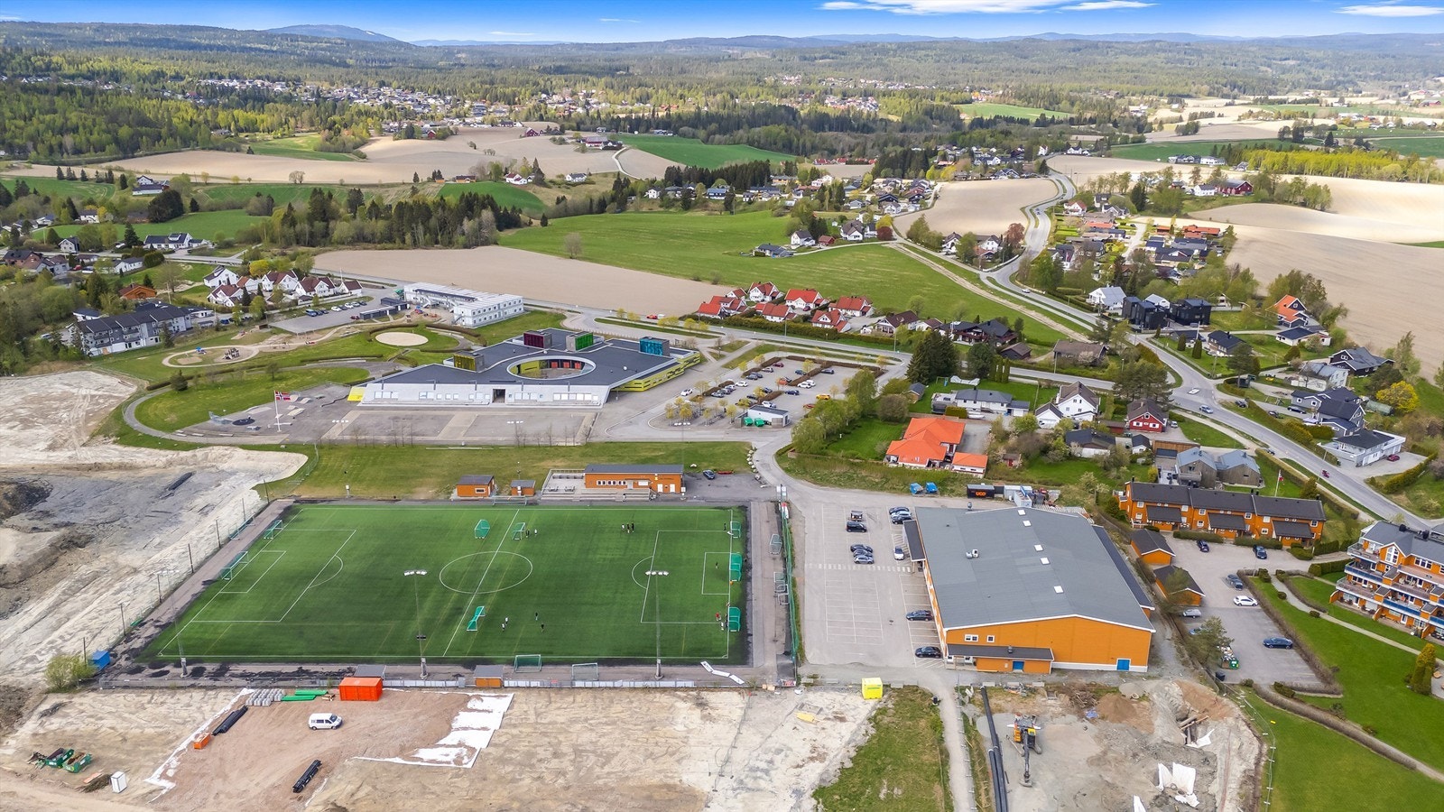 Kort vei til både barne- og ungdomsskole, samt idrettsanlegg som Gjerdrumshallen. Galleribilde