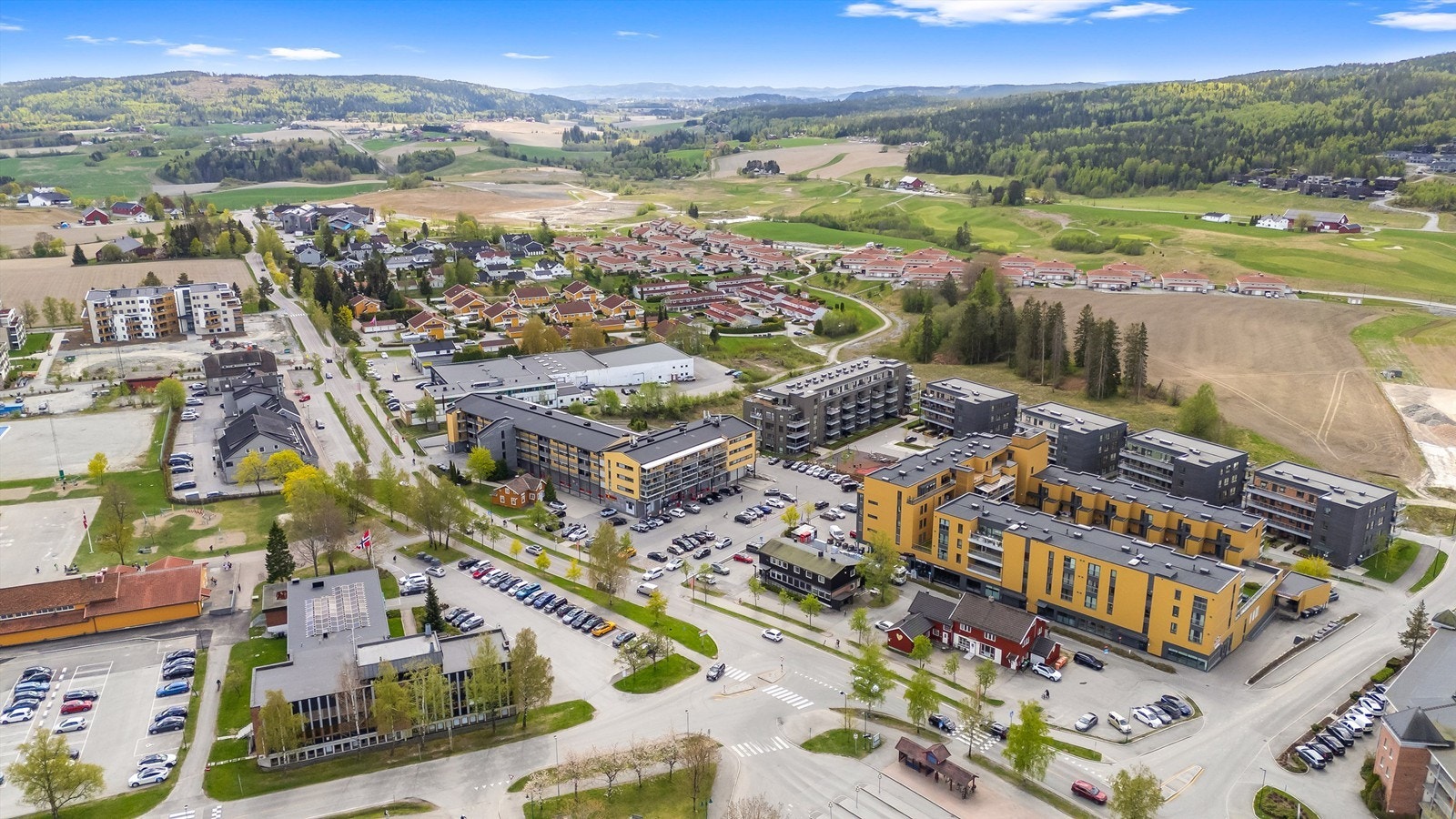 Fra leiligheten er det gangavstand til Ask sentrum med butikker, apotek og bibliotek. Galleribilde