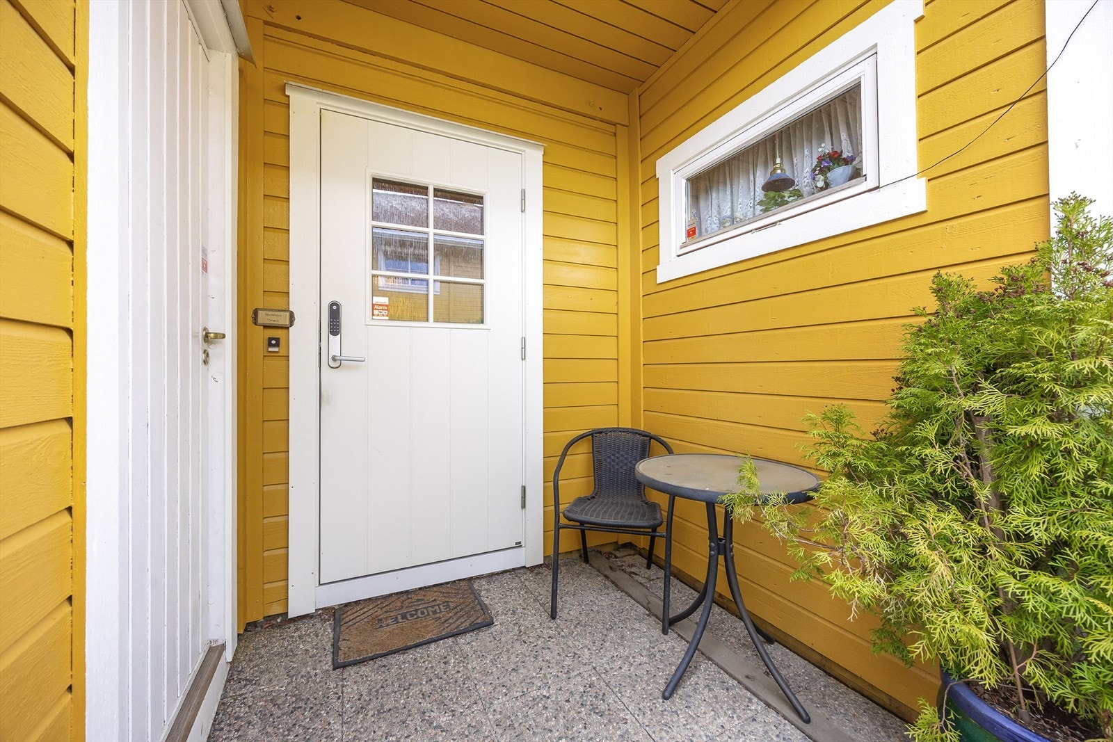 Eget inngangsparti med plass til en liten sittegruppe. Galleribilde