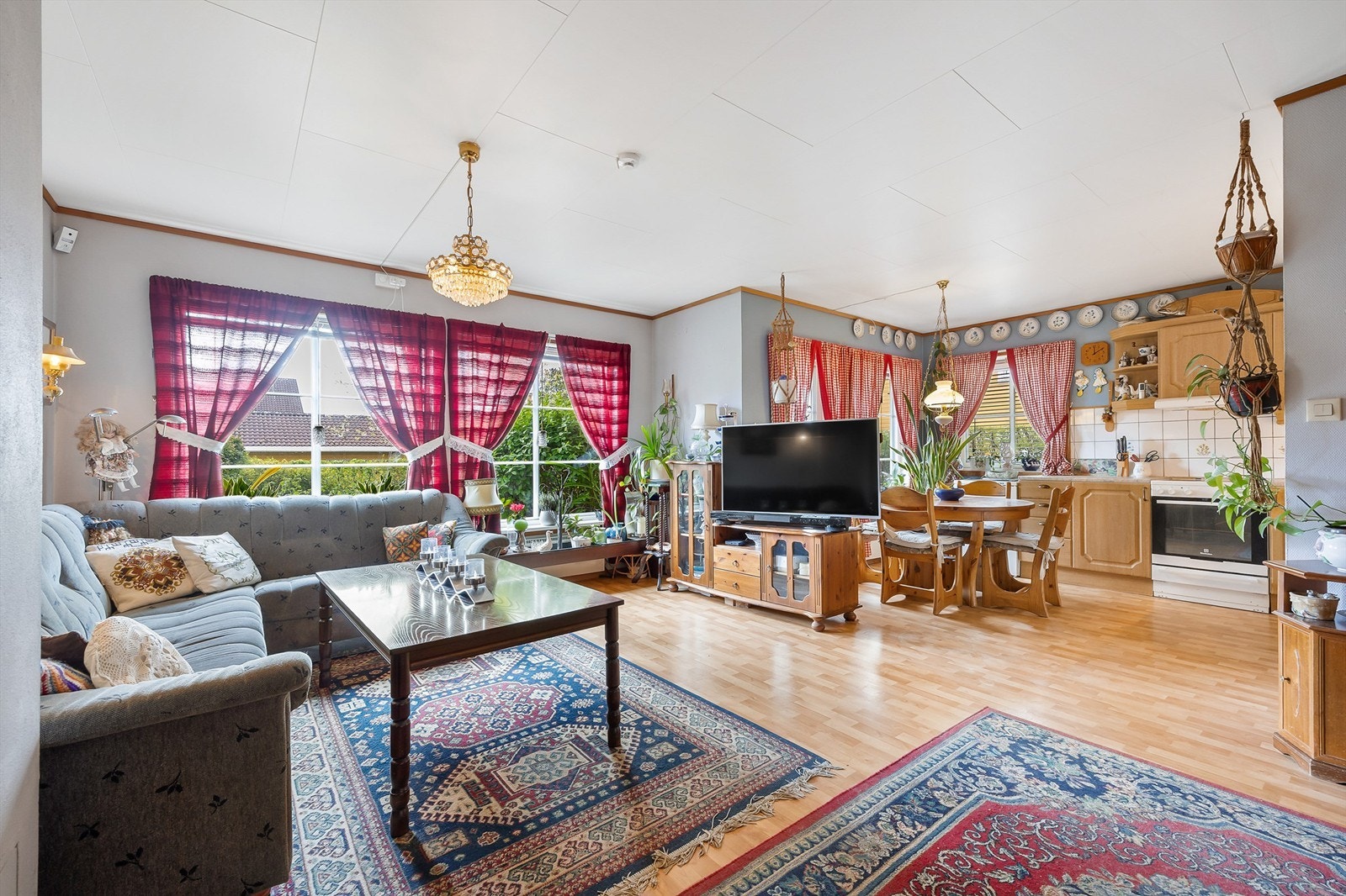 Leiligheten har en åpen og sosial planløsning mellom stue og kjøkken.
Foto: Espen Edin Døhlen Galleribilde
