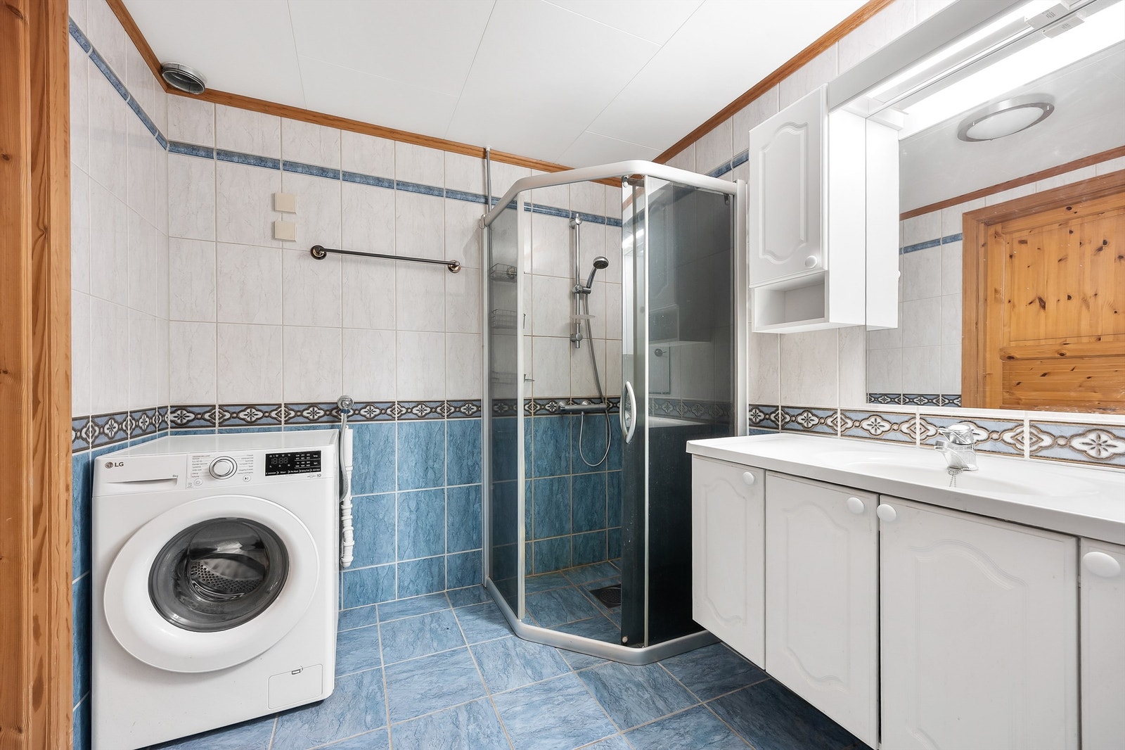 Badet er utstyrt med dusjnisje med glassdør. Vannrør er av typen rør-i-rør system. Galleribilde