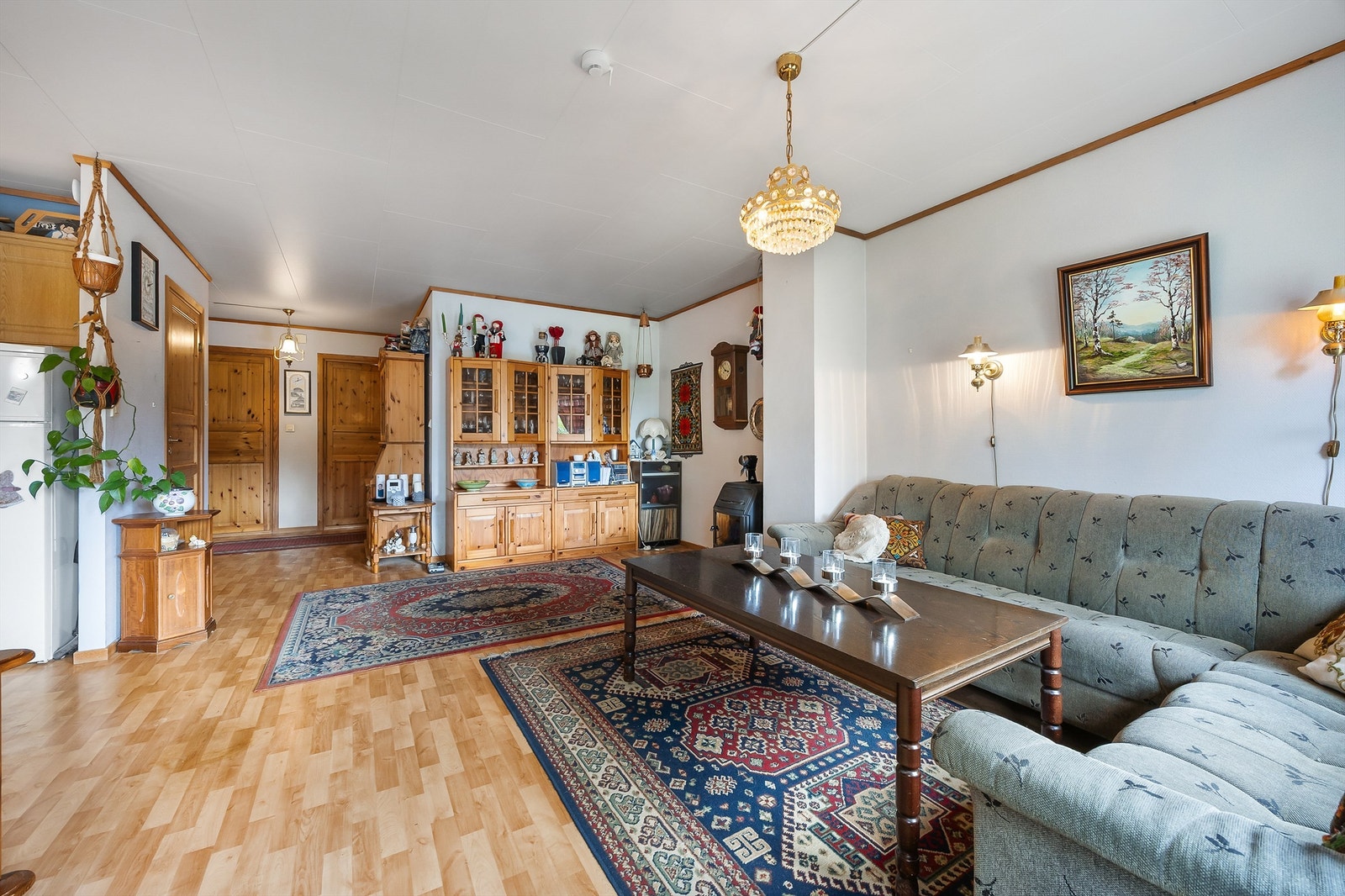 Stuen er romslig og har plass til en større sofagruppe. Galleribilde