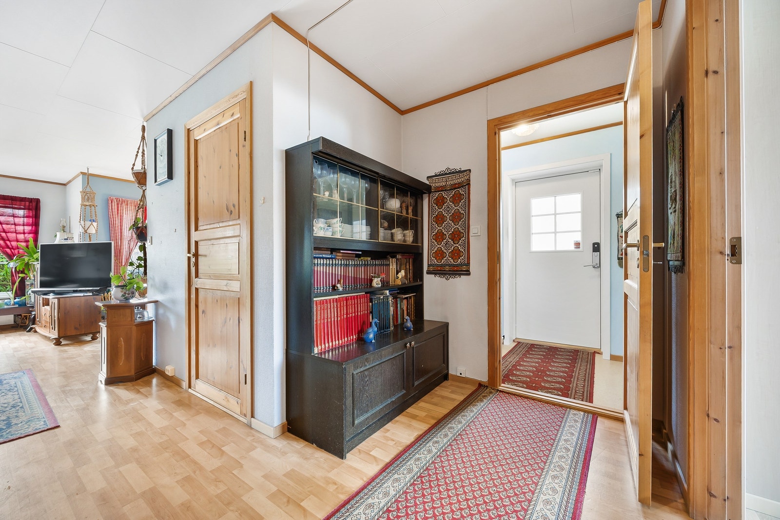 Fra entréen er det direkte tilgang til leilighetens oppholdsrom. Galleribilde