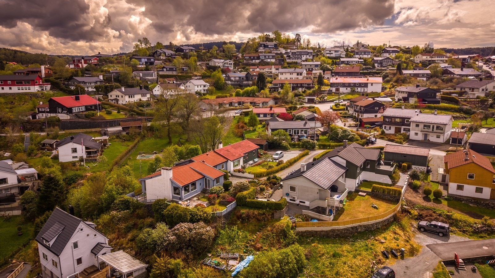 Eiendommen ligger høyt og fritt i terrenget. En usjenert og privat plassering. Galleribilde
