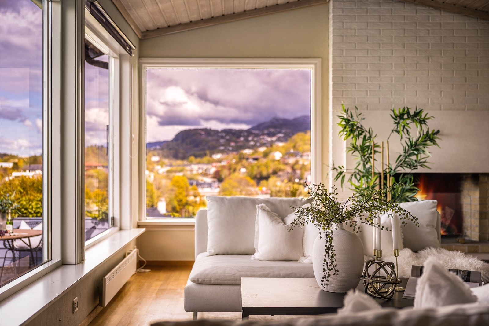 Utsikt mot Bergen, Ulriken og flere byfjell. Boligen har en svært god beliggenhet. Galleribilde