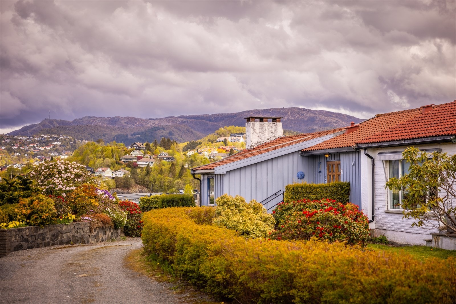 Eiendommen ligger i enden av en blindvei i et veletablert og rolig boligområde på Øvsttun. Herfra er det gangavstand til Ulsmåg skole, komplett med fotballbane og lekeplass, samt flere barnehager som Ulsmåg og Øvsttun friluftsbarnehage. Galleribilde